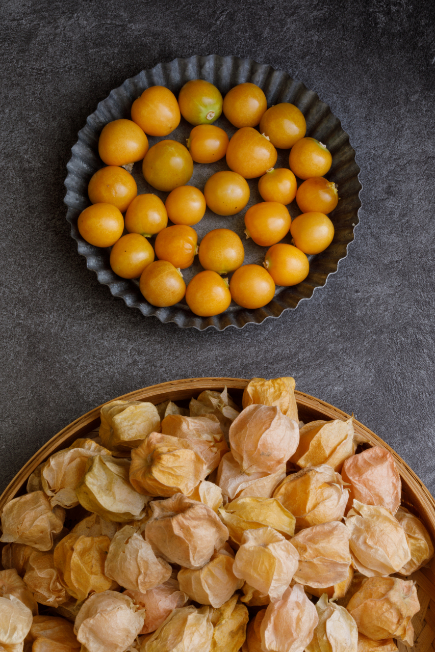 菇娘果——东北人的喜悦之源 入秋以后,东北街头的水果摊上,也冒出来