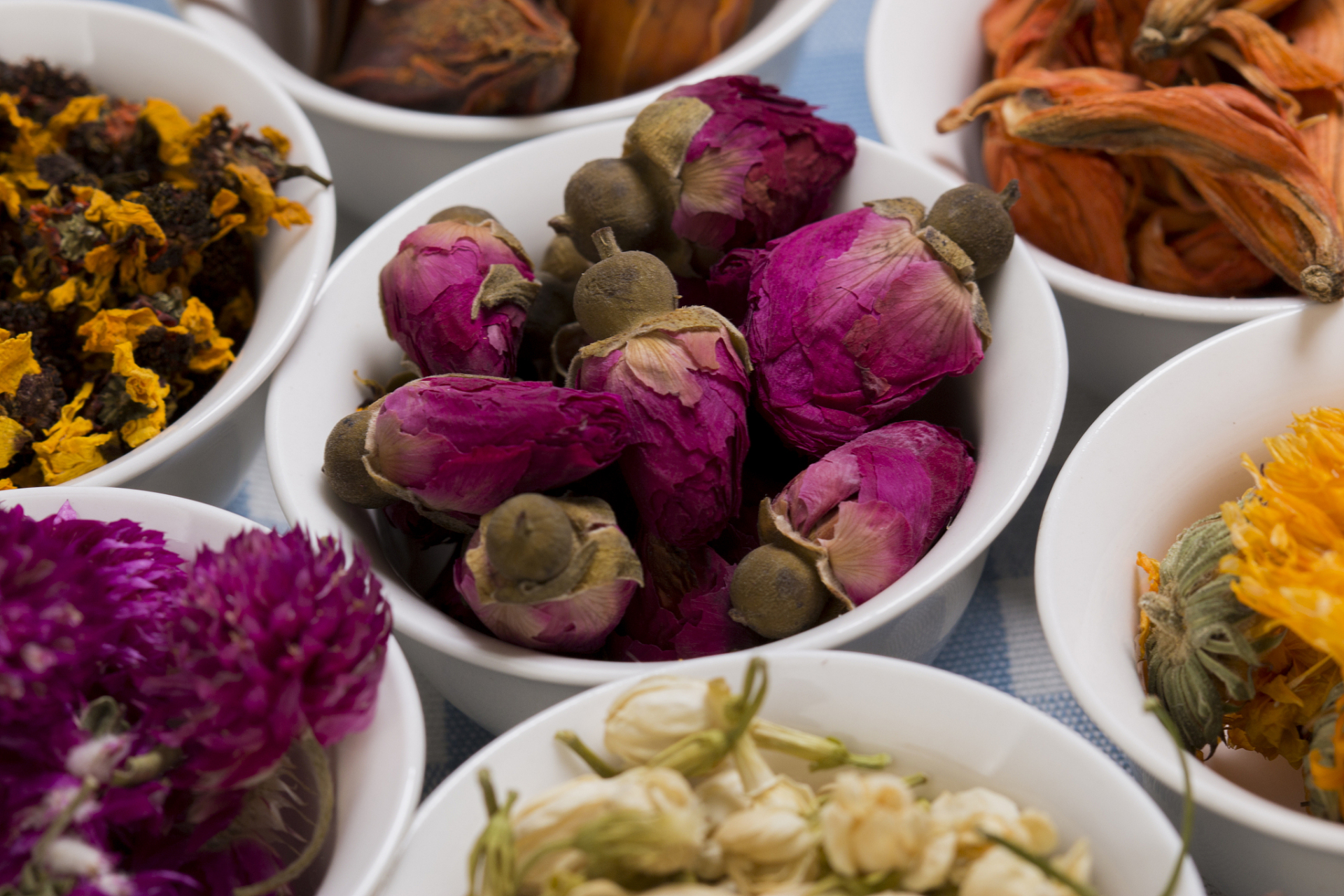 牡丹花茶在我国素有美容养颜的美誉,其具有清热解毒,消肿降压,促进