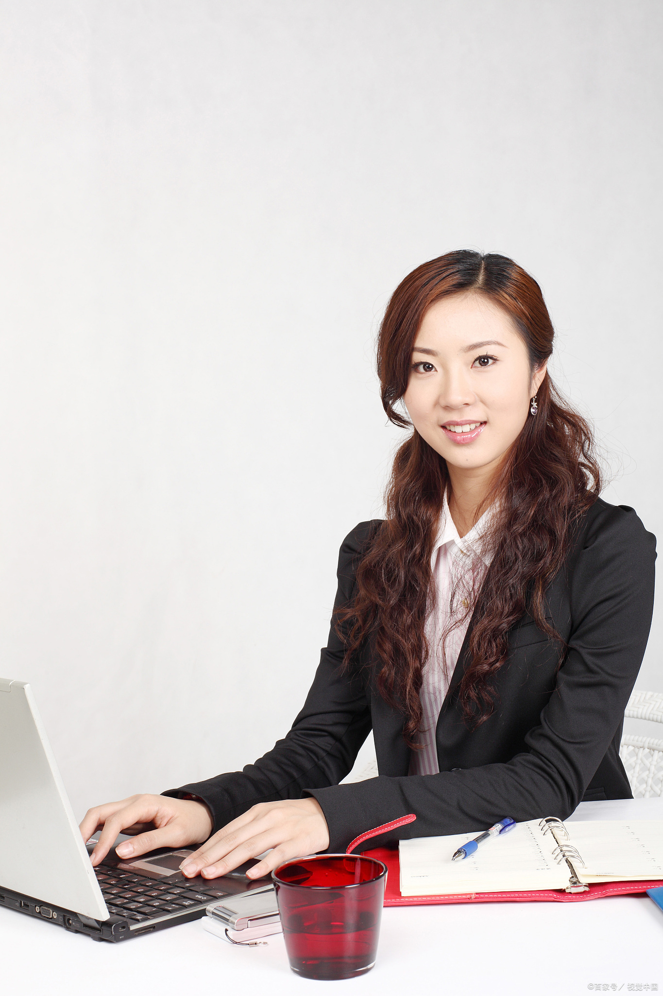 在公司里新来了一位财务主管,她得到了老板亲戚的安排,薪资定为2万.