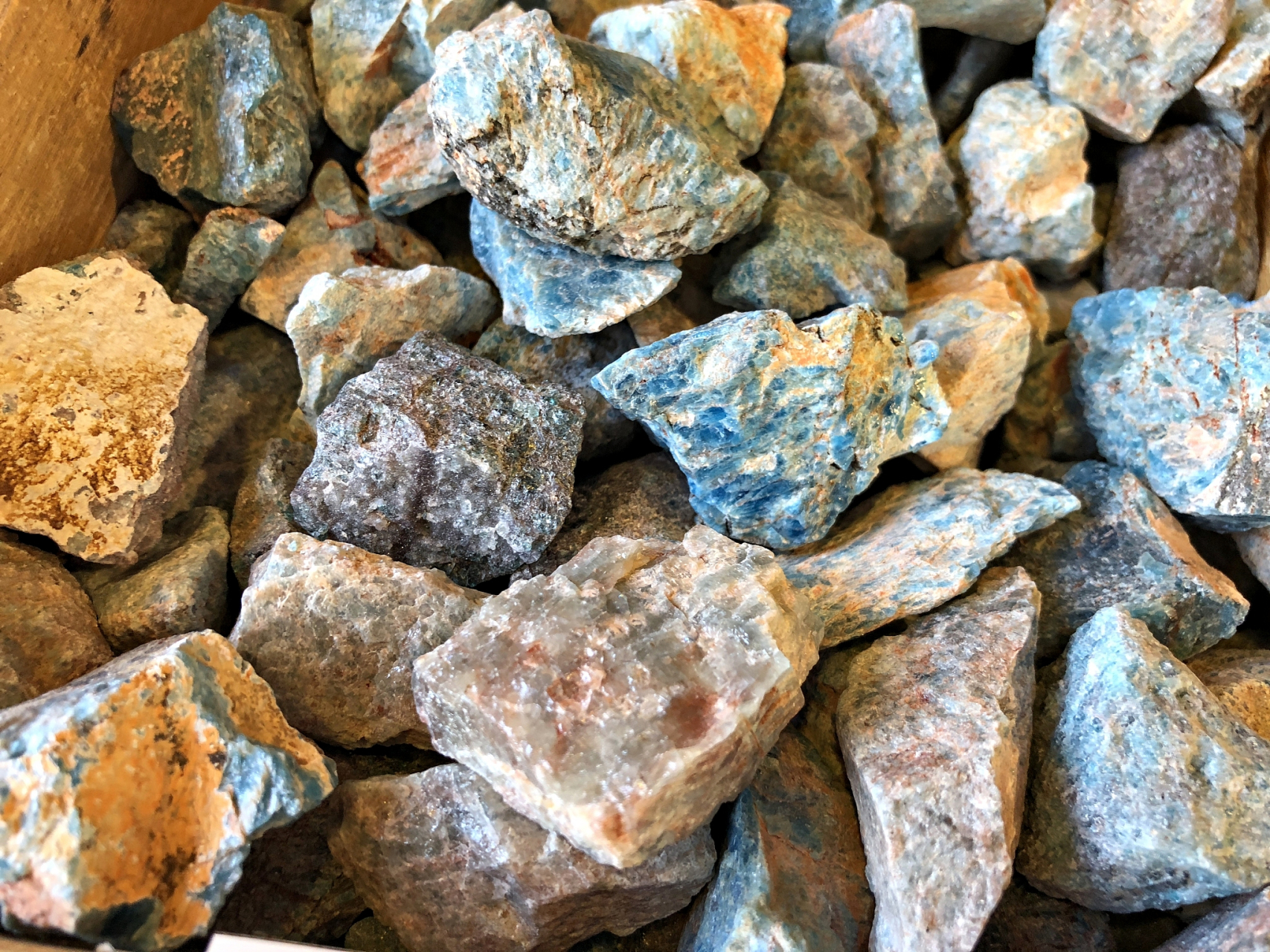 在自然界中,硅酸盐矿物种类繁多,各有其独特的化学成分和晶体结构.