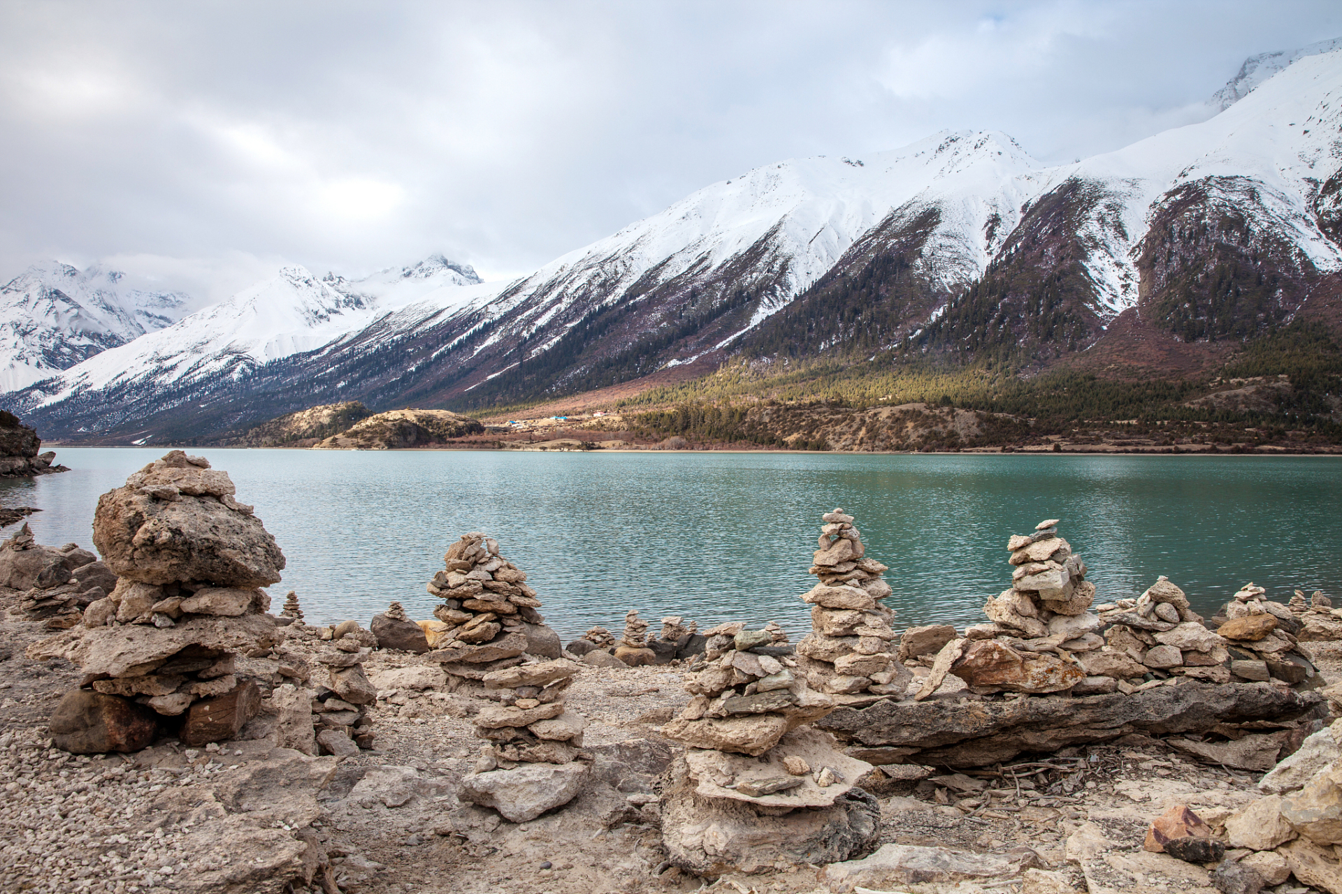 位于西藏昌都地区八宿县的然乌湖,海拔3850米,约22平方公里,是藏东最