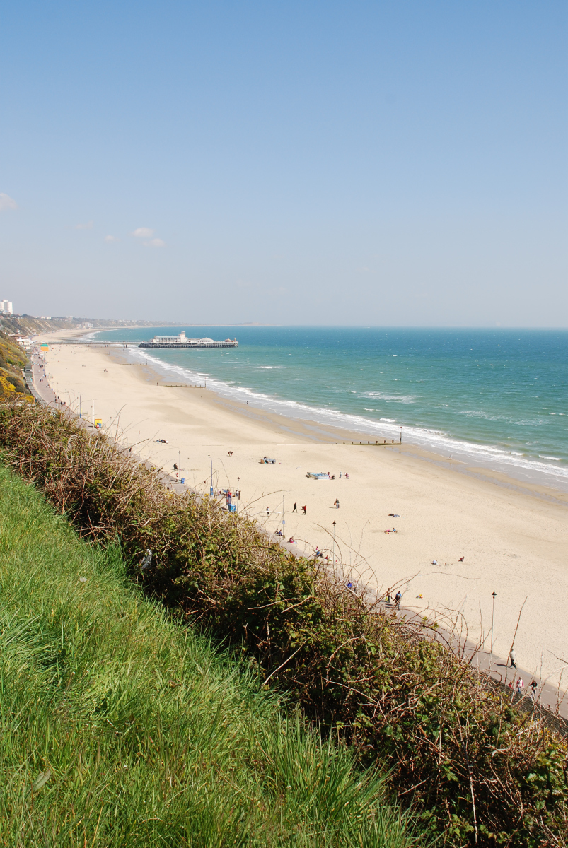 广东茂名中国第一滩:海滨的呼唤,心灵的归宿 你好,亲爱的读者,今天我