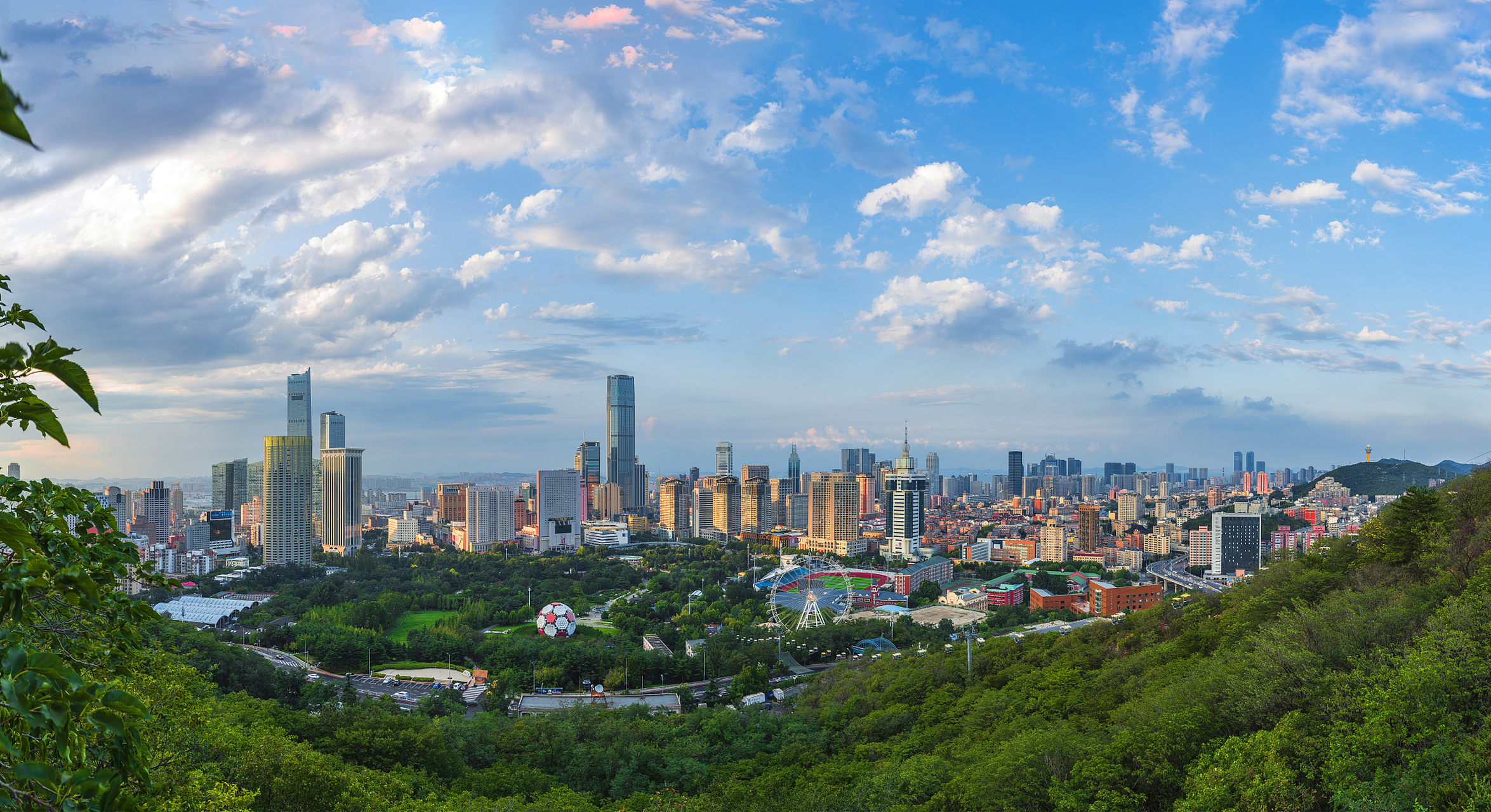 攀枝花"城市之眼"在东华山体育公园等你!
