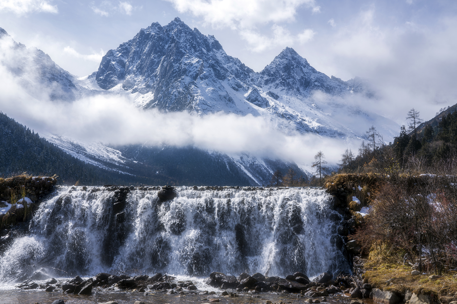 海螺沟(海螺沟景区,海螺沟冰川森林公园)位于四川省甘孜藏族自治州