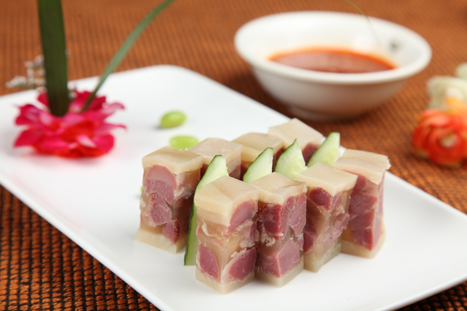 白糖水晶肥肉是一道以糖色甘甜和肥肉鲜香相结合的美食,通过炒制糖色