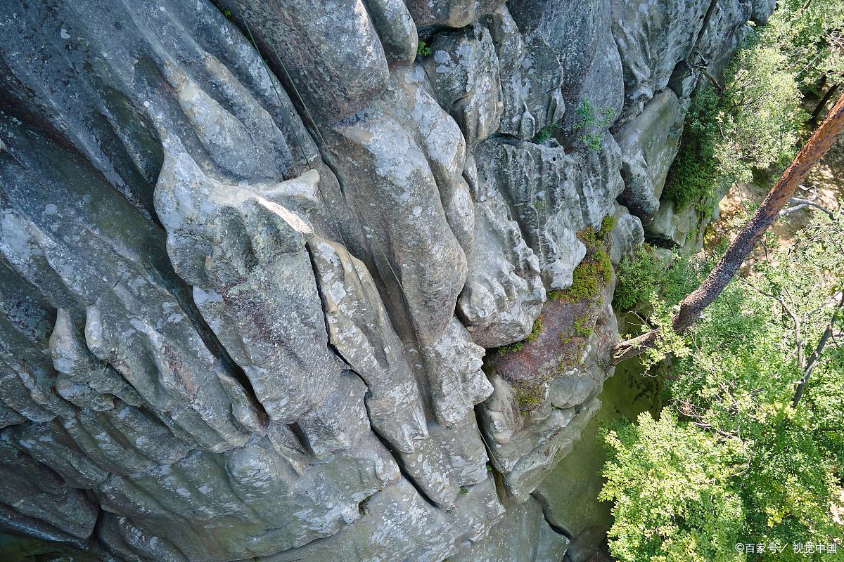神农架板壁岩:自然的杰作,探险的天堂  在湖北的神农架深处,隐藏着一