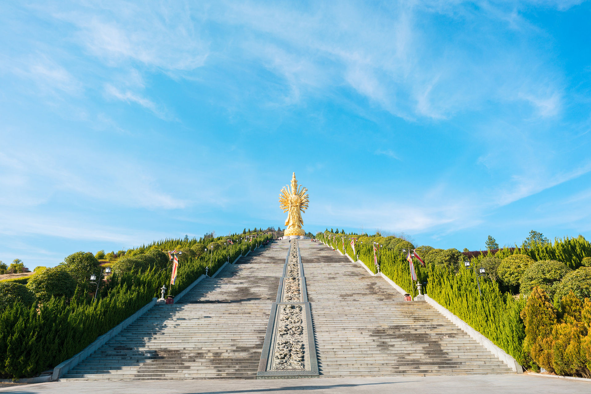 中原大佛,位于河南省平顶山市鲁山县赵村乡上汤佛泉寺,是世界上最高的