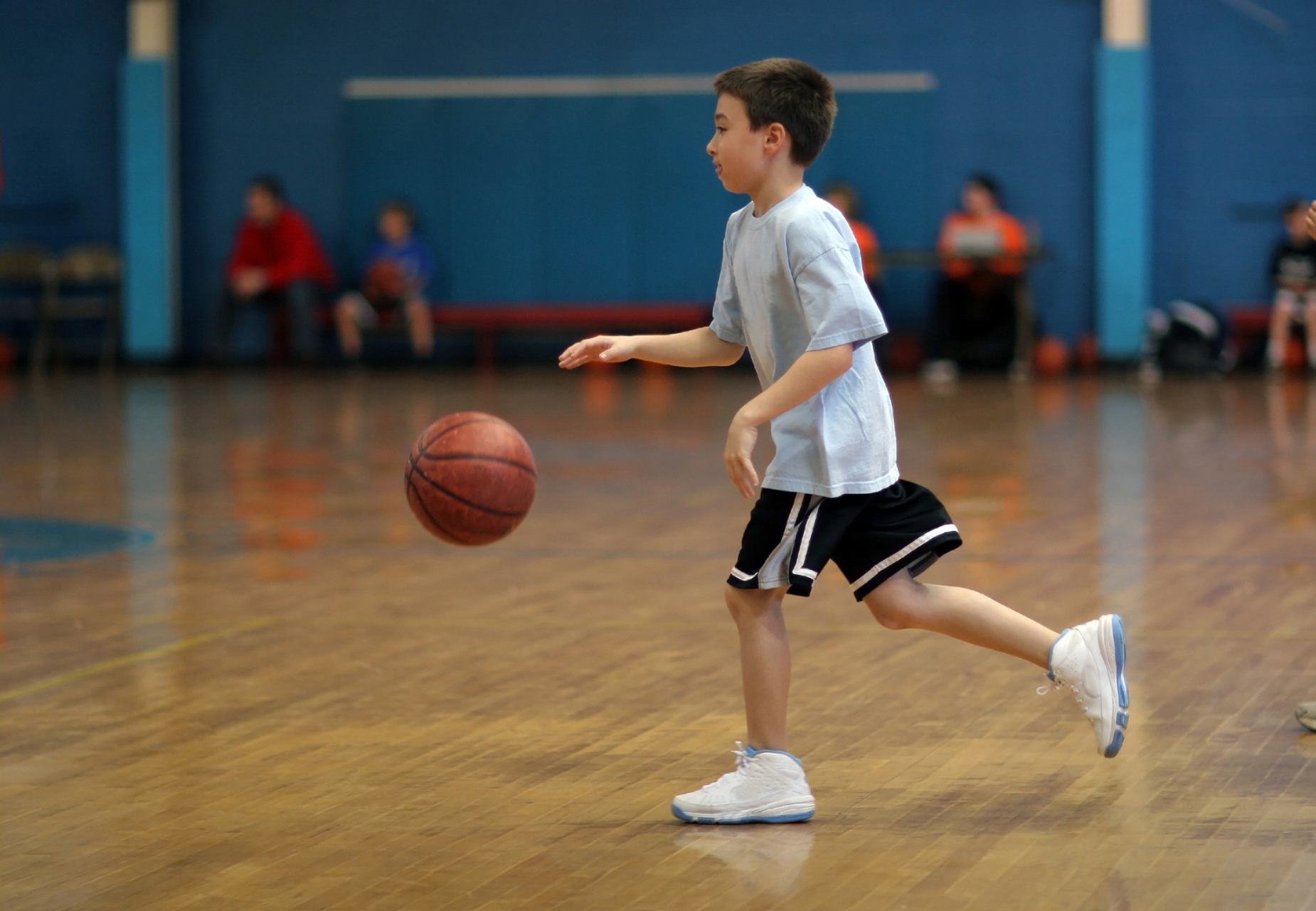 打篮球的照片小学生图片