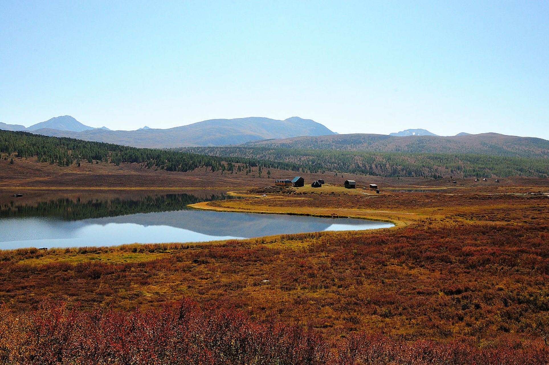 巴松湖国家森林公园位于西藏自治区林芝地区工布江达县境内,占地面积