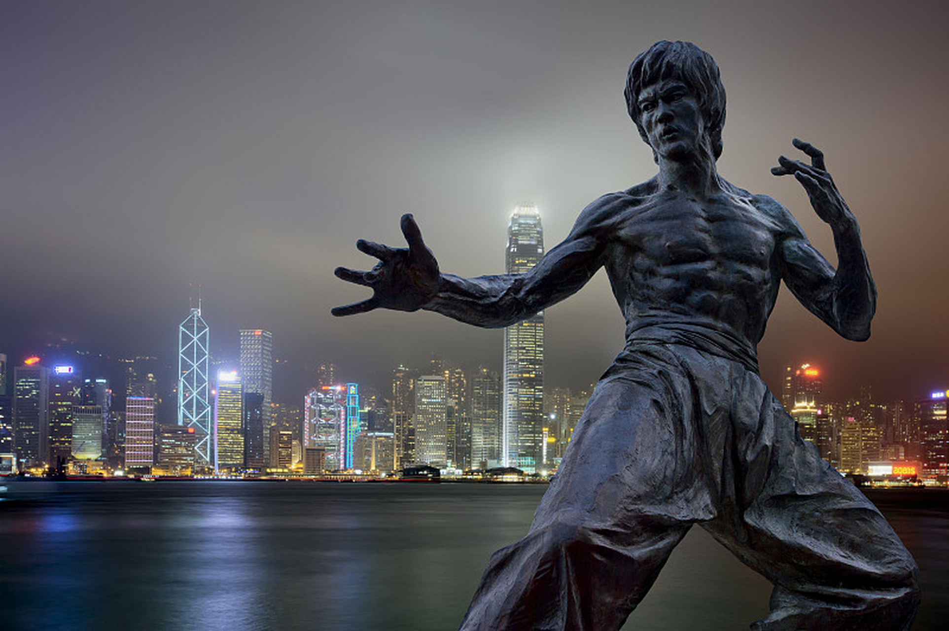 李小龙有轻度的扁平足,走路一颠一颠,1963年越南战争爆发,李小龙参加