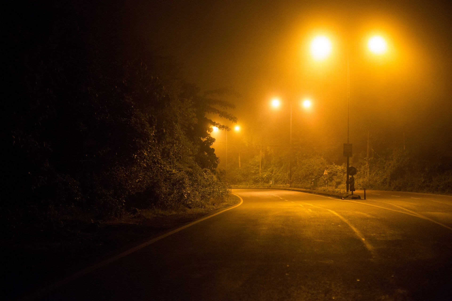 孤独的夜晚,微弱的灯光 照在一颗心灵上,映出了伤疤的印记  那是痛的