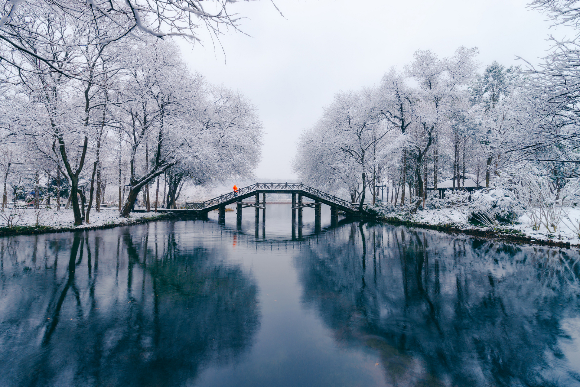 当我听到"杭州"这两个字,我的心中会涌起一种深深的情感