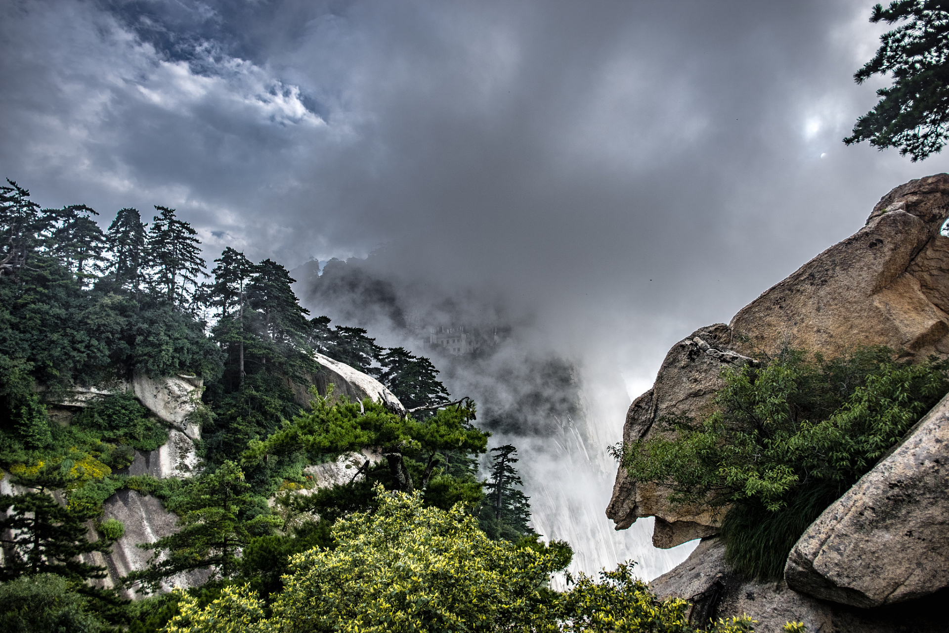 庐山,位于江西省九江市境内,是中国著名的风景名胜区之一.