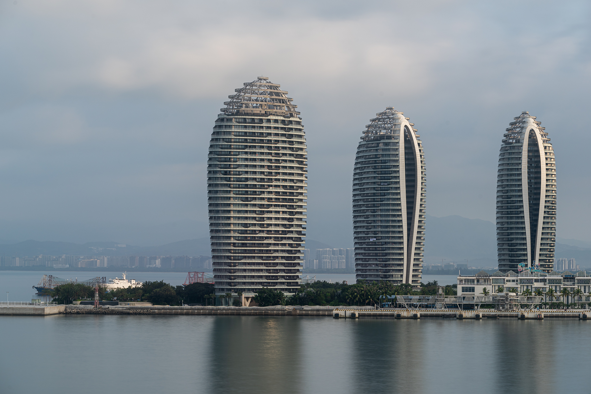 三亚的凤凰岛的现代建筑有何特色?