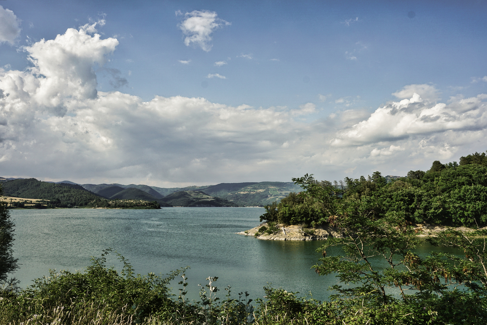 白龙湖:坐落于国家级风景名胜区,西南较大人工湖——白龙湖湖畔,景区