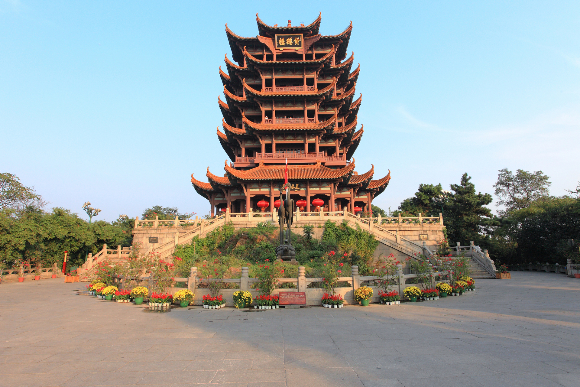 镜头里的春天# 春季旅游岳阳楼的美丽不仅仅在于它的外观,更在于它所