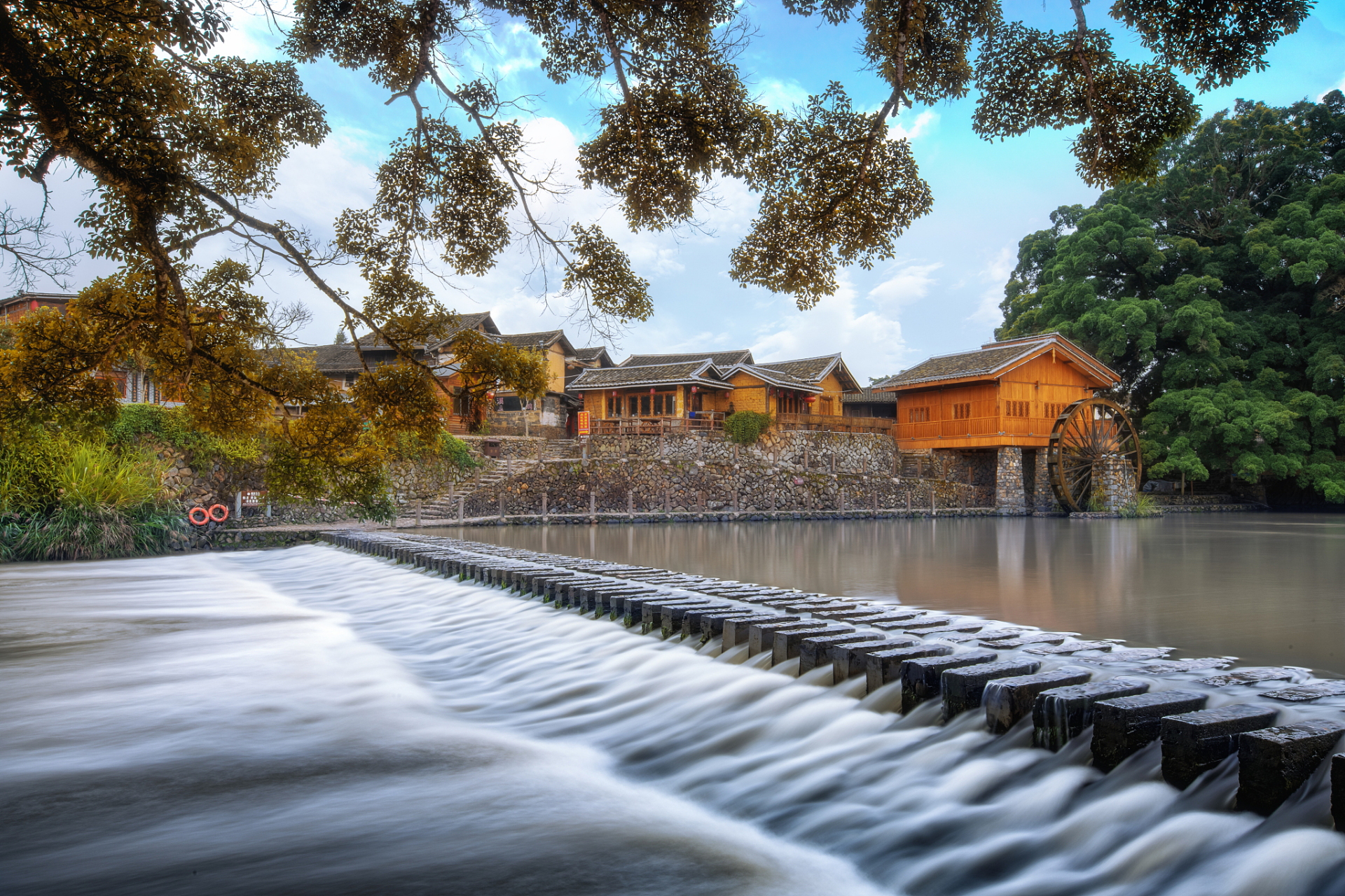 福建漳州的云水谣景区,就是那个超有感觉的地方,是大鱼海棠的原型地哟