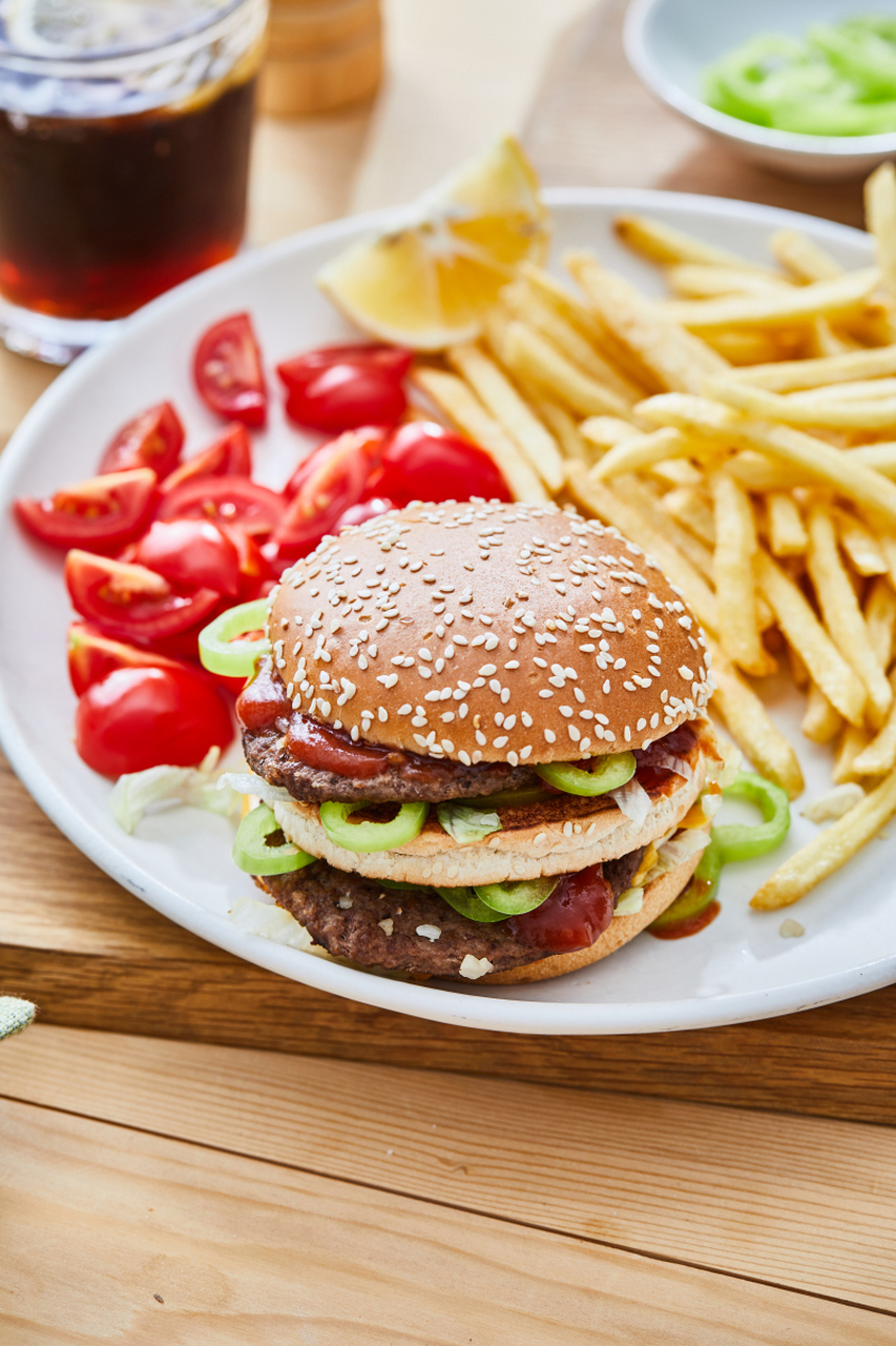 垃圾食品解析:汉堡和披萨的营养真相 汉堡,披萨这两款食物似乎每个