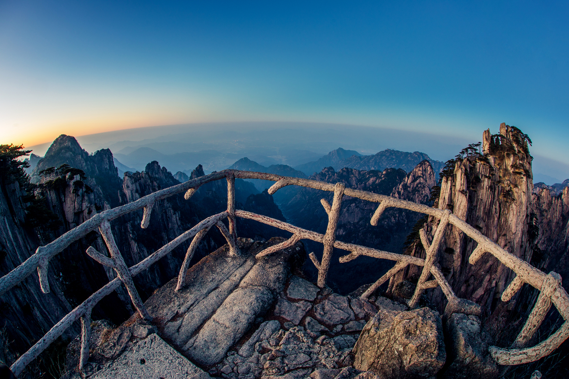 9015黄山,位于中国安徽省,是中国著名的风景名胜区之一,也是中国