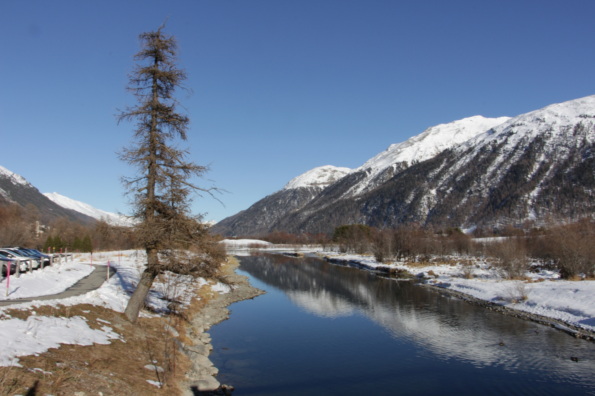 位于四川省阿坝藏族羌族自治州黑水县芦花镇马桥,是一座现代山地冰川