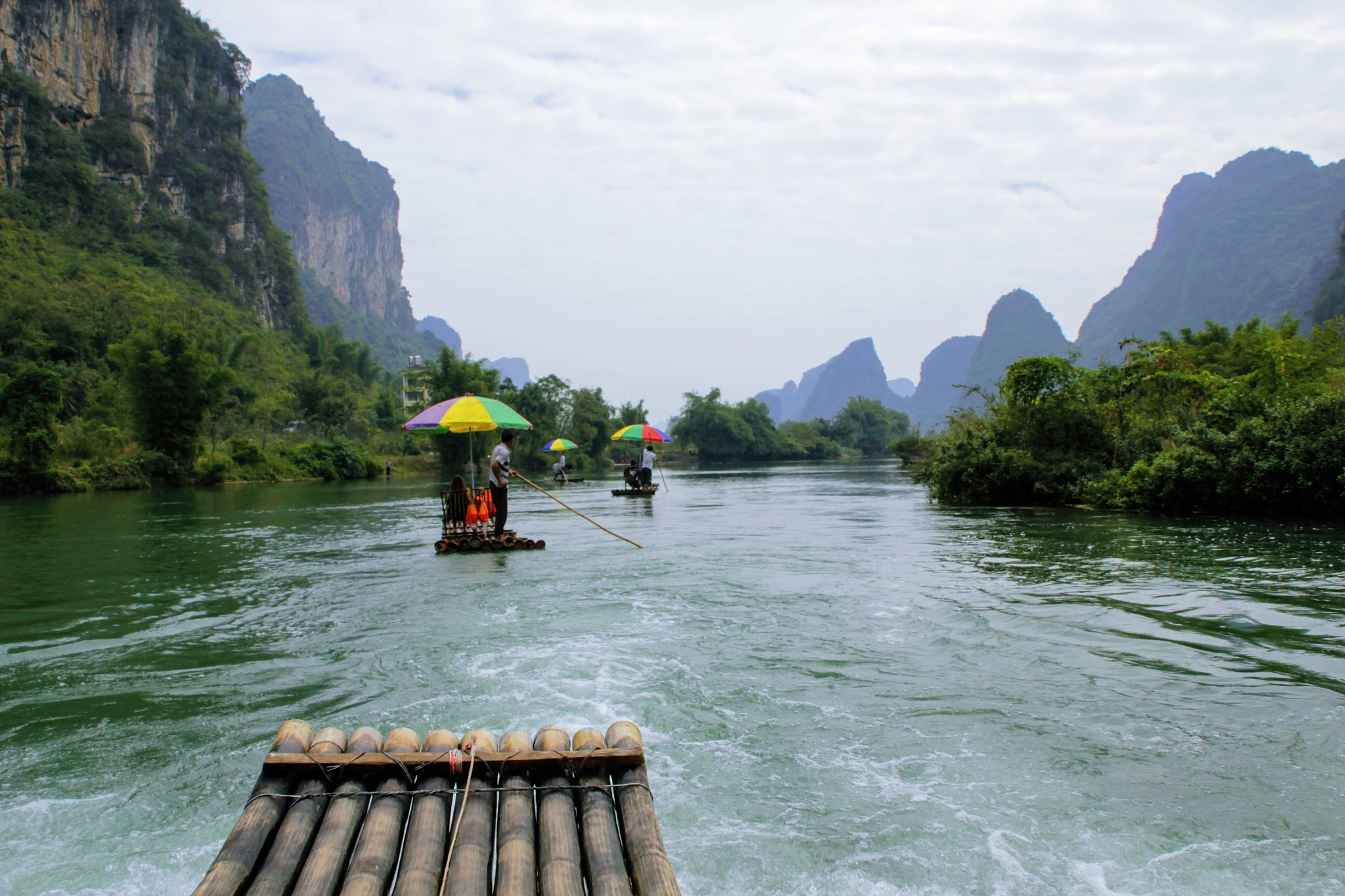 桂林的漓江竹筏,避暑旅游的水上之旅?
