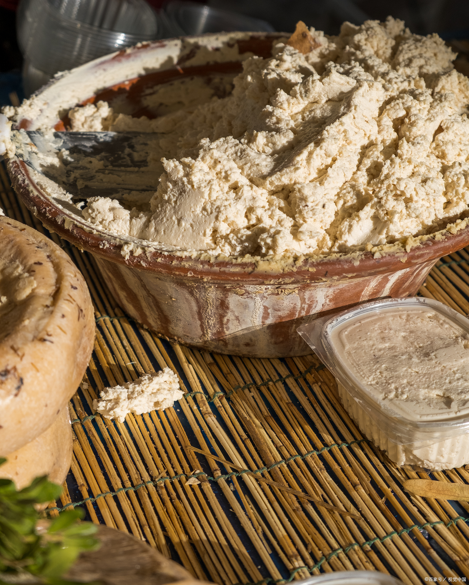 祁连山脉珍馐:糌粑,高原上的味蕾传奇  在广袤的祁连山脉中,不仅有着