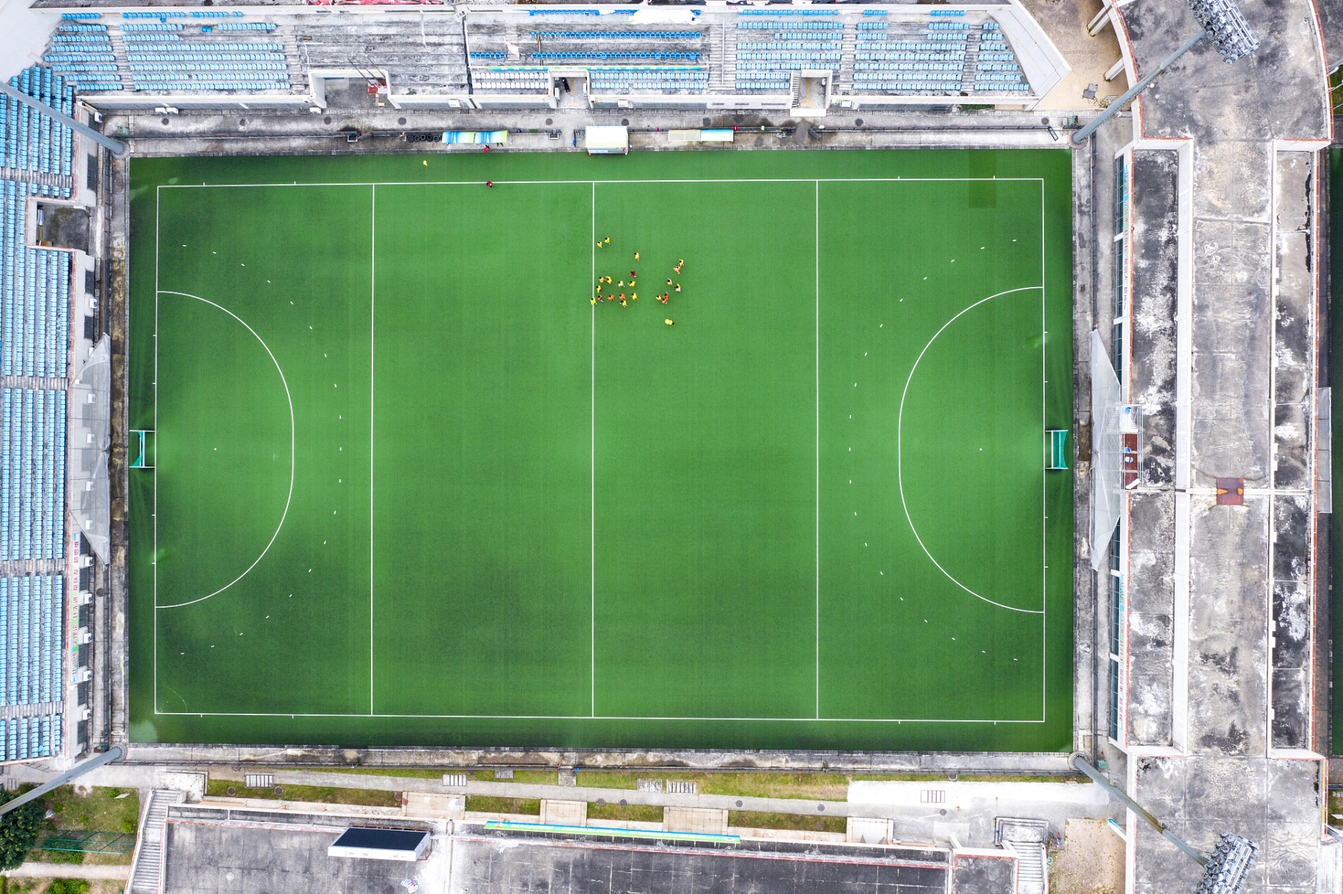 官永义建足球场为基层儿童开班,传递正能量  最近,香港知名企业家