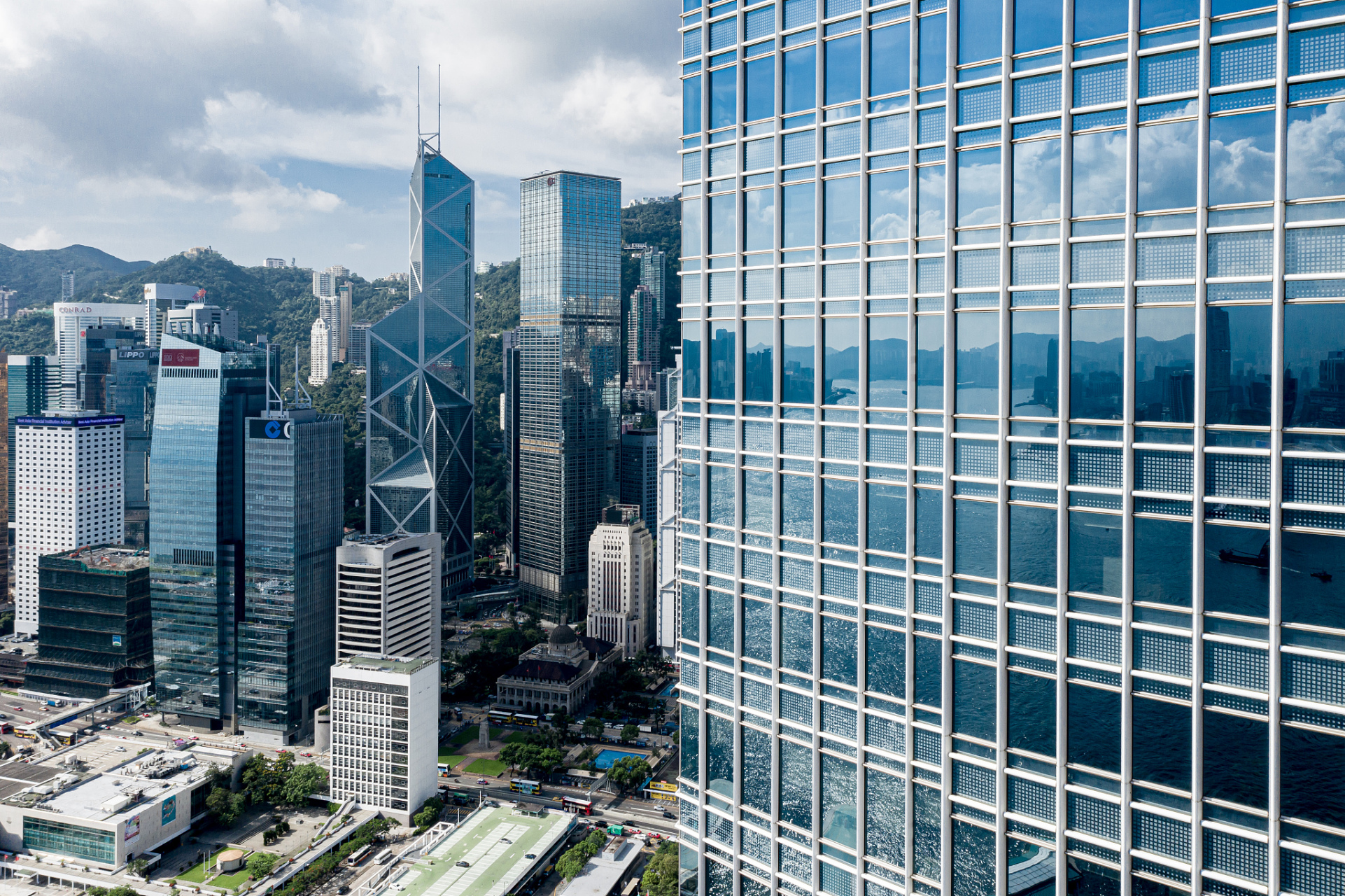 在香港成立公司需要遵循多个步骤和注意事项,包括取名查名,提供注册