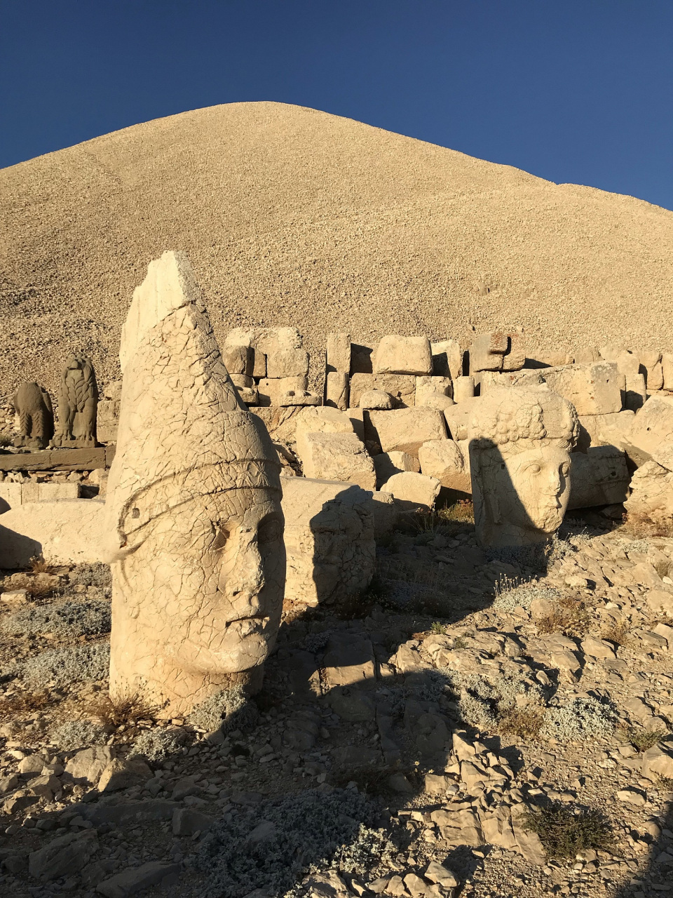 新疆塔克拉玛干沙漠腹地的尼雅遗址,曾出土了一块汉代织锦护臂,上面写