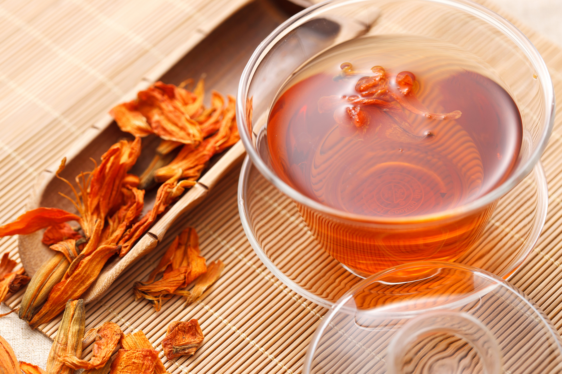 夏天减肥可以喝这几种茶: 1,菊花山楂茶:菊花山楂茶是用菊花,山楂