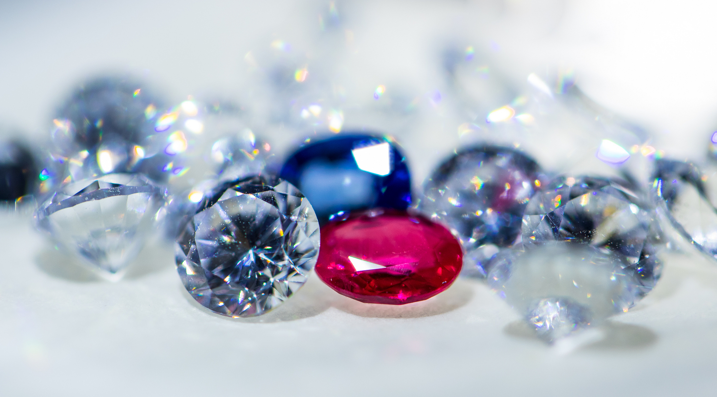 宝石的种类如下: 1. 钻石:钻石是宝石中最受欢迎和珍贵的品种之一.