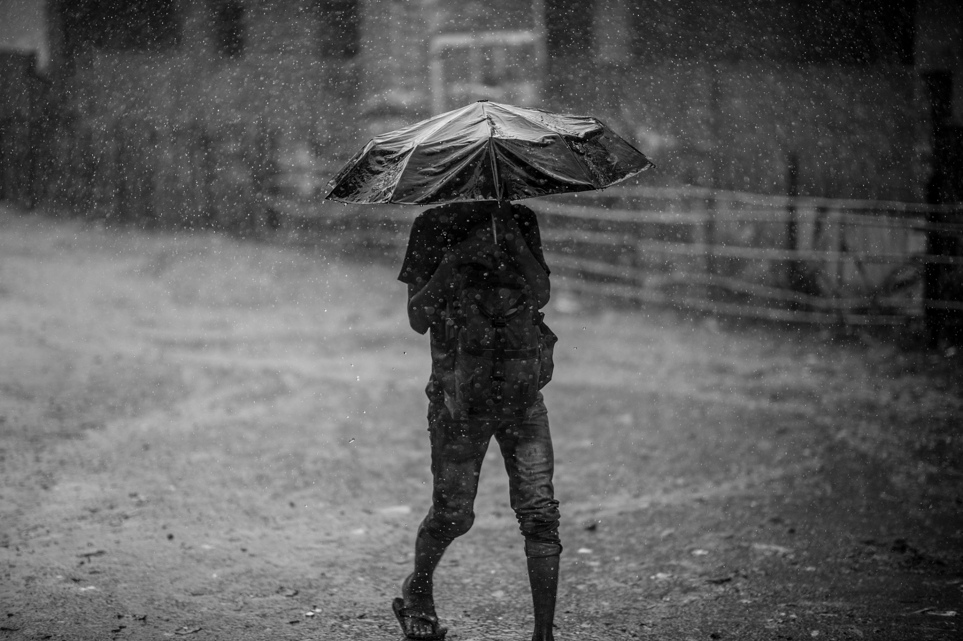 下雨撑伞的照片真实图片