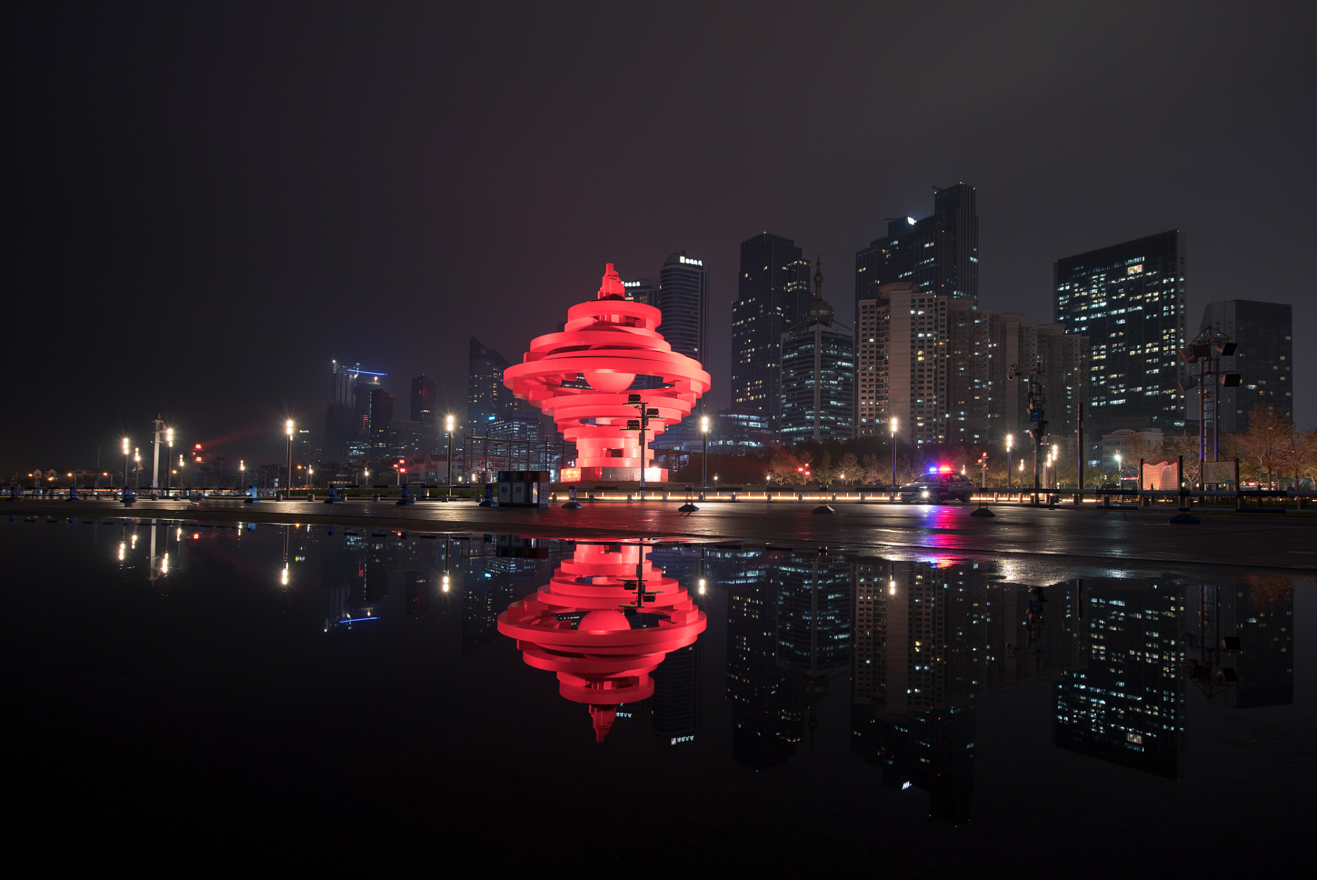 五四广场,位于山东省青岛市市南区东部,是一个不可或缺的城市地标