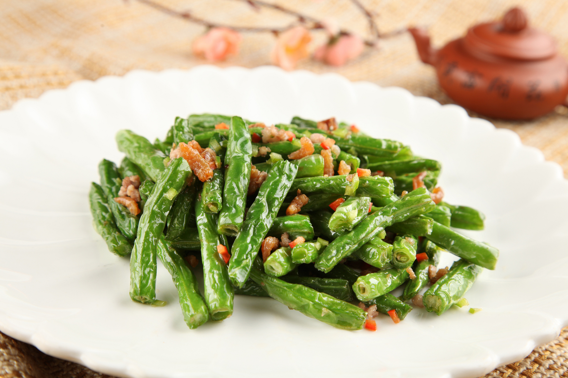 干煸豆角#  材料: 1.豆角 500 克 2.瘦肉 50 克 3.干辣椒 6-8 个 4.