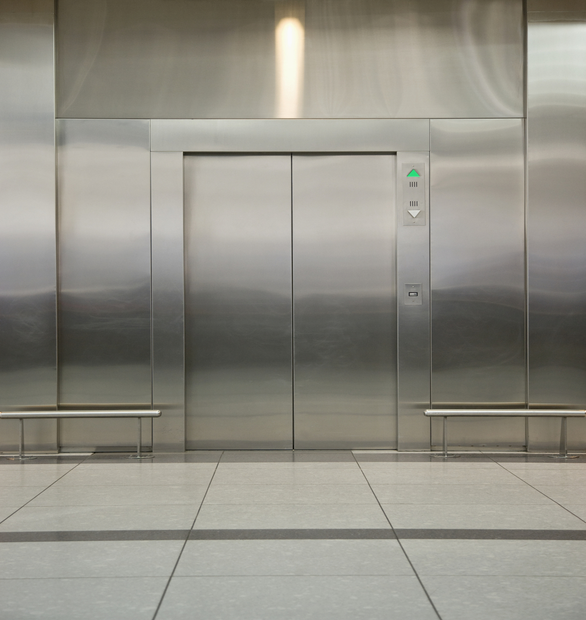 电梯悬挂装置是指电梯的轿厢和平衡锤之间的悬挂系统,其主要作用是