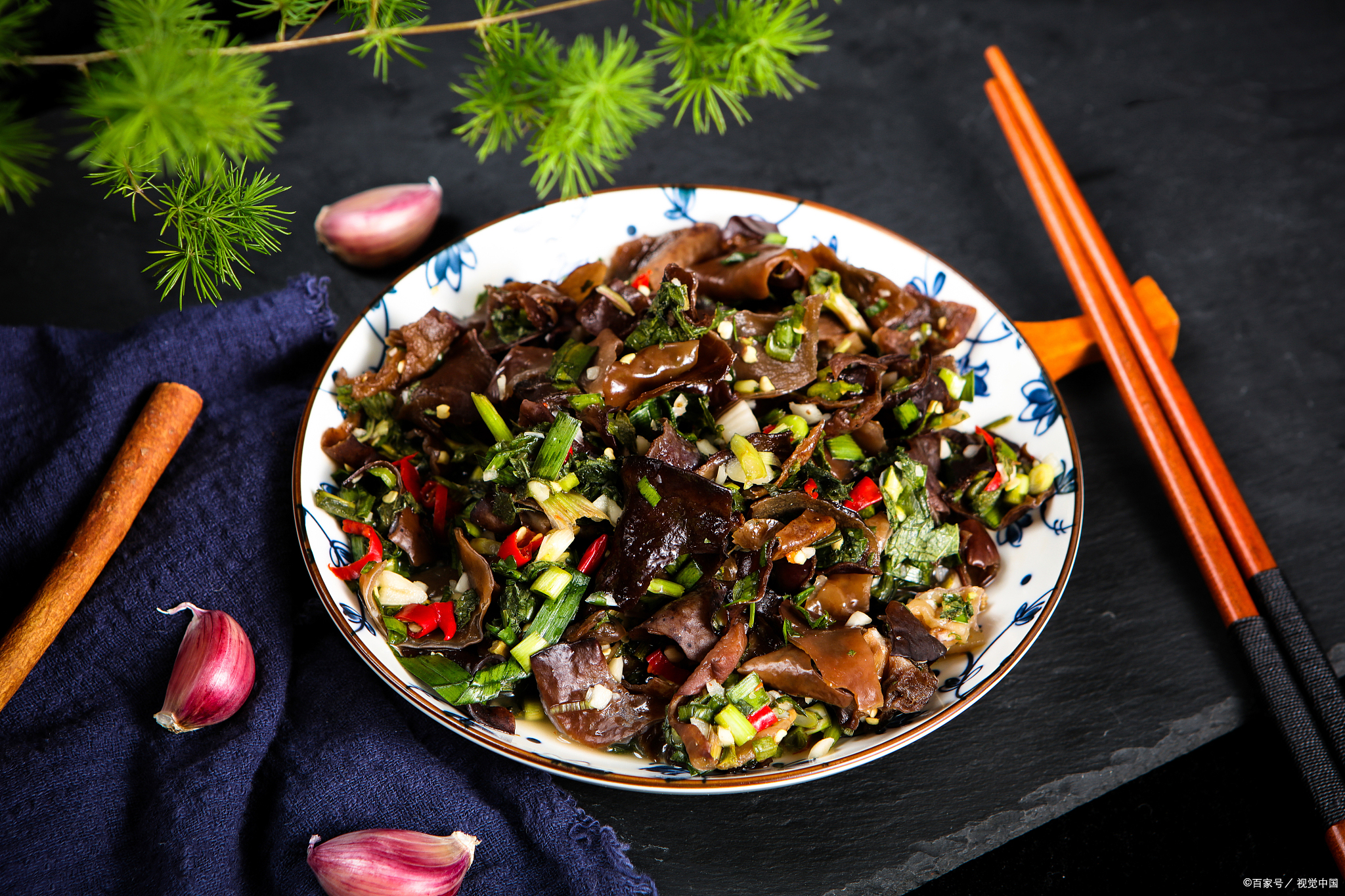 今天跟大家分享一道鲜香脆嫩的凉拌黑木耳!