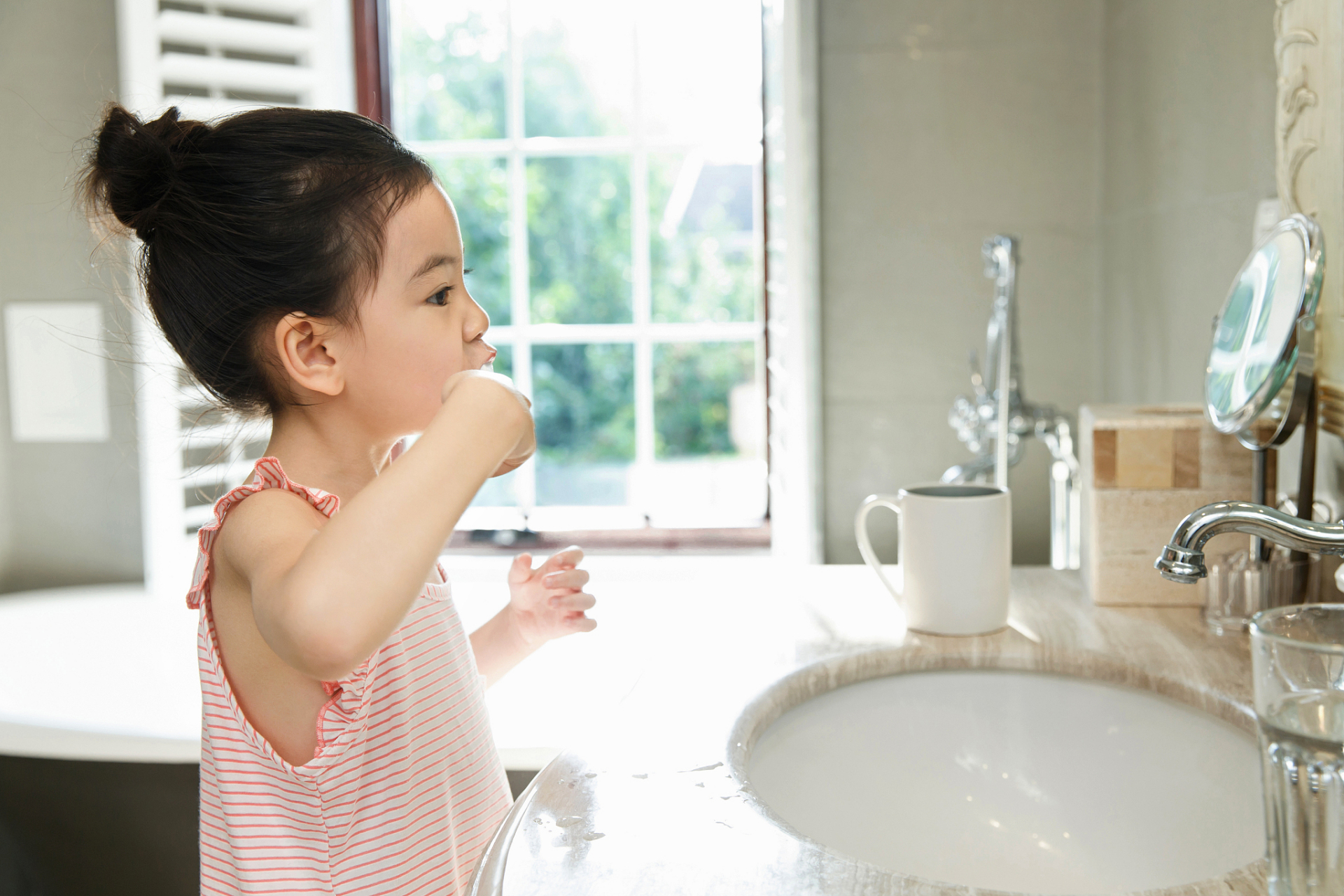 四岁多的女儿今天早上去洗漱 妈妈正在梳妆打扮 老公主动去给刷牙