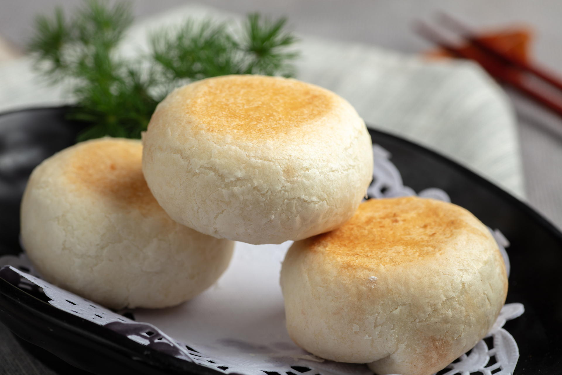 作为夏季清凉时令小吃之一的冰皮绿豆饼,不仅口感清爽,还富含营养.