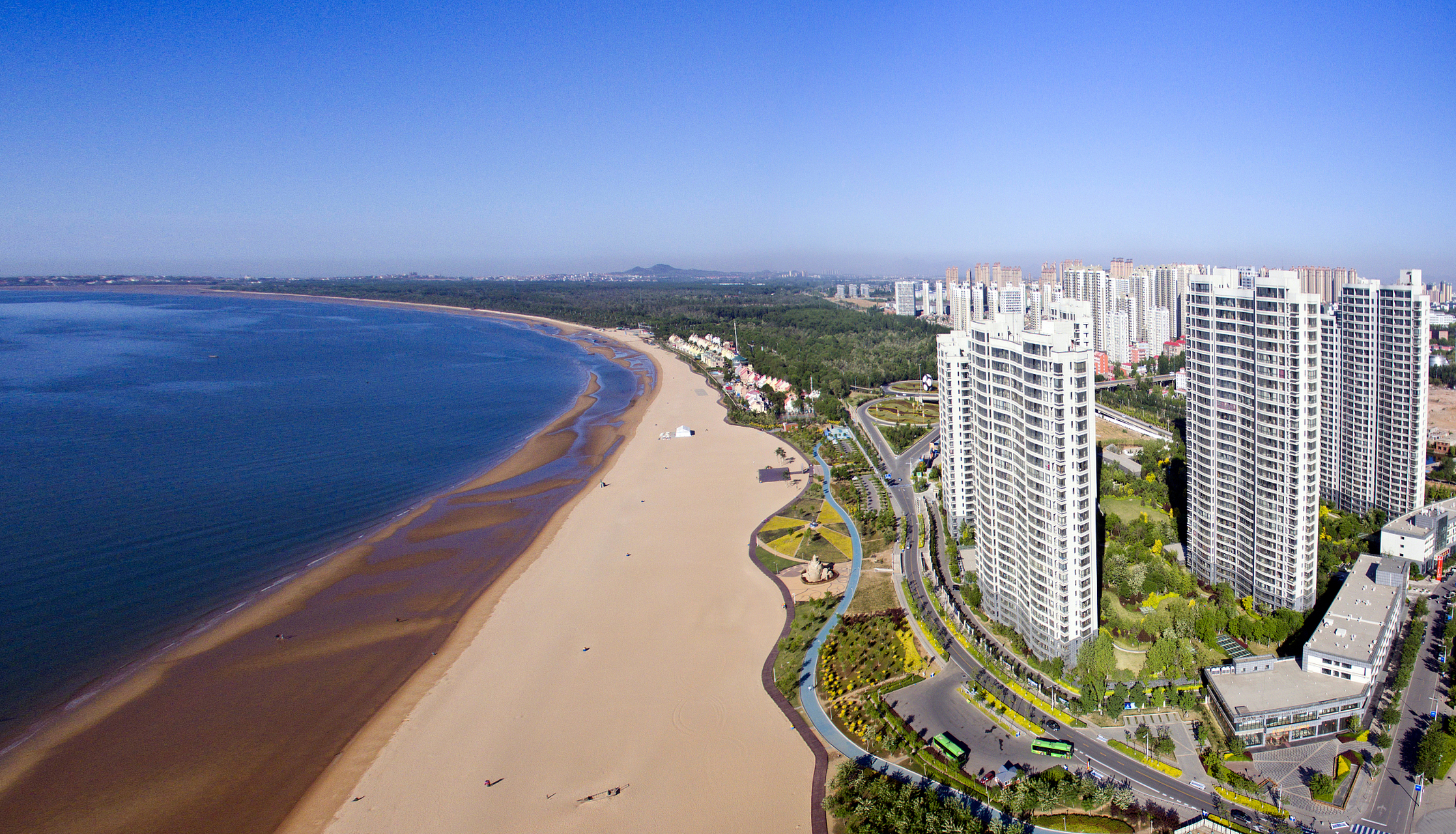 秦皇岛的蔚蓝海岸,是一片迷人的海滨胜地.