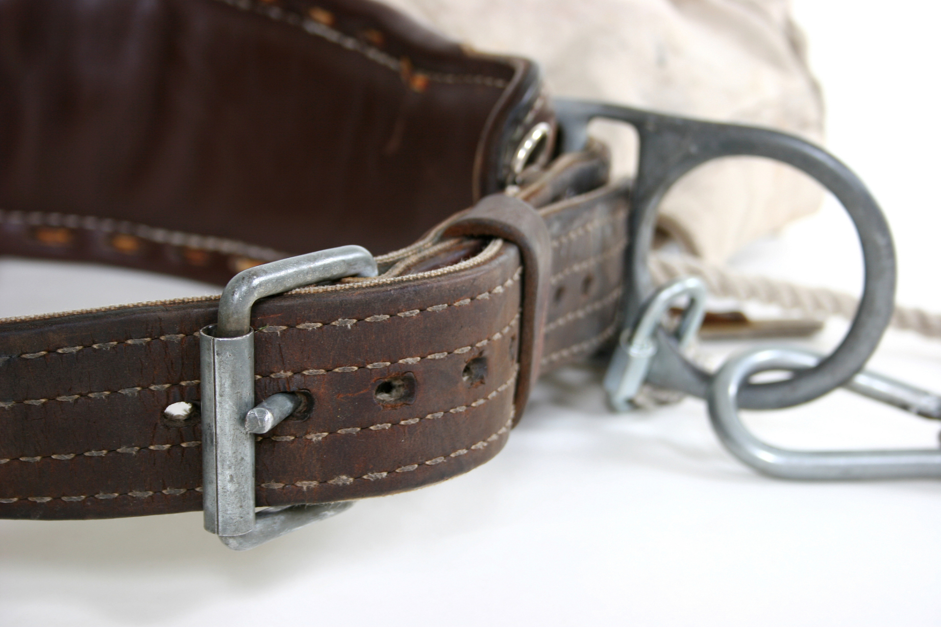 双环扣帆布腰带的系法简单实用,采用"d"型环扣系法,展现时尚感.