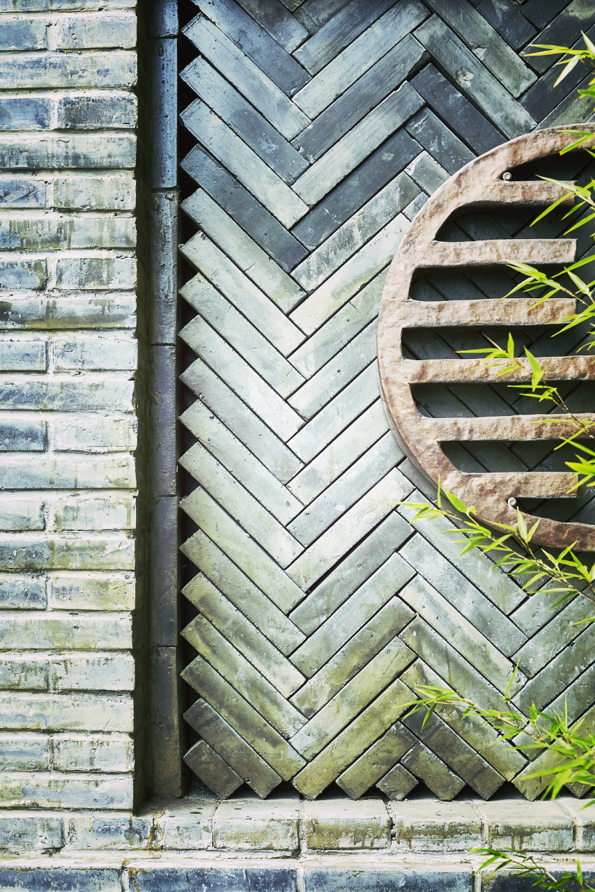 着这座城市  阳光透过瓦洞,照进宽敞的屋子 微风吹拂,掀起瓦片的角落