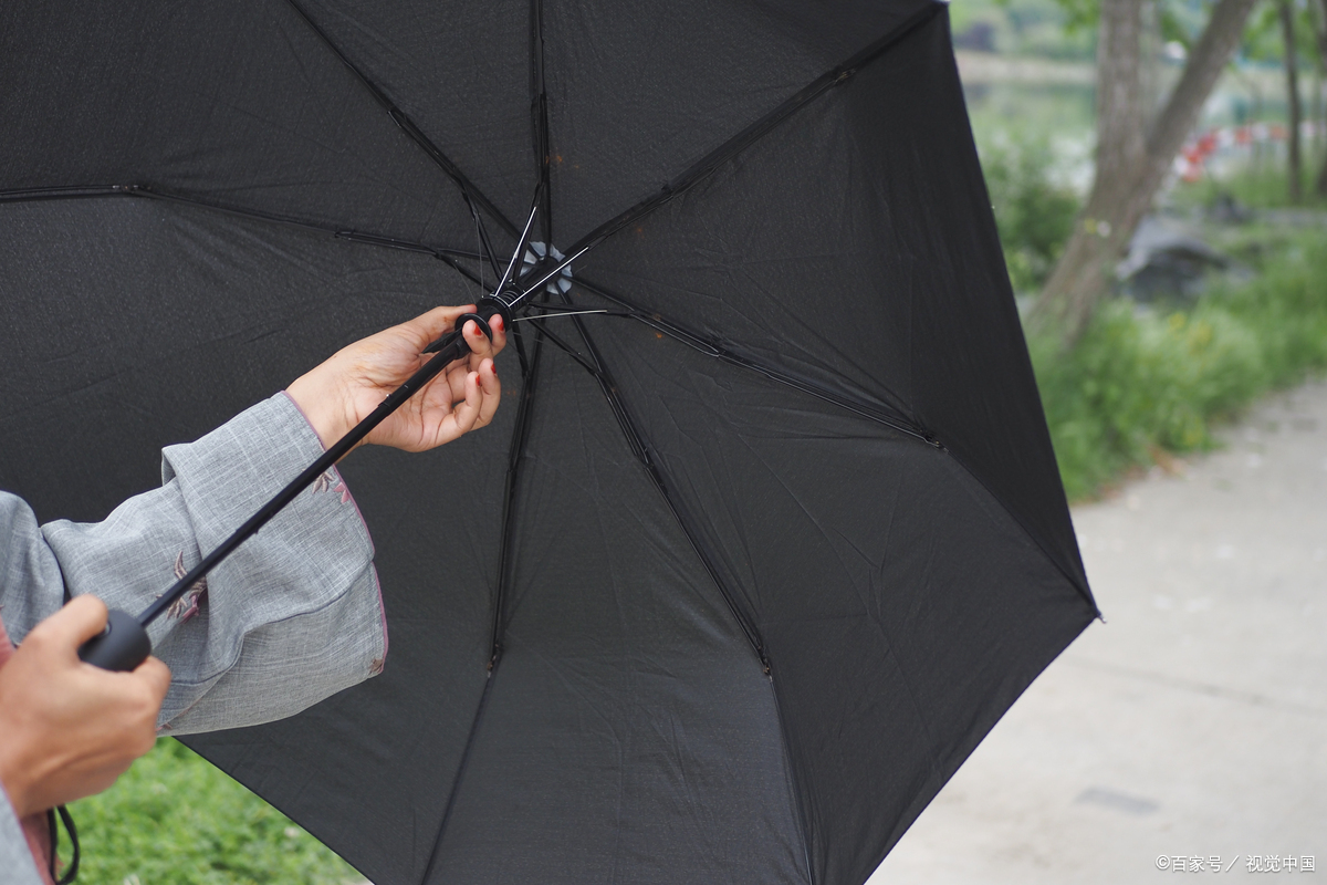 不好.送给情侣或夫妻,寓意散了,所以不能送伞