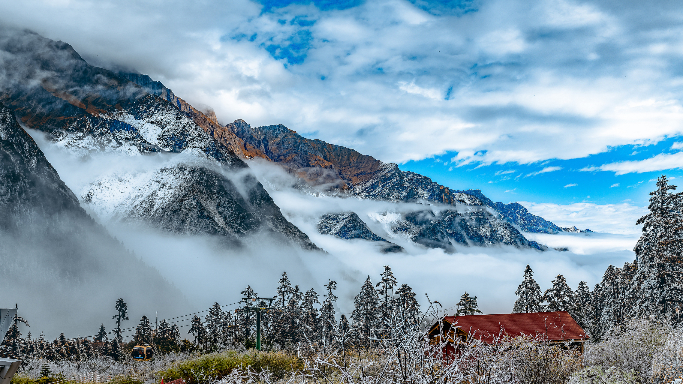 四川省甘孜藏族自治州东南部,贡嘎山东坡,是青藏高原东缘的极高山地