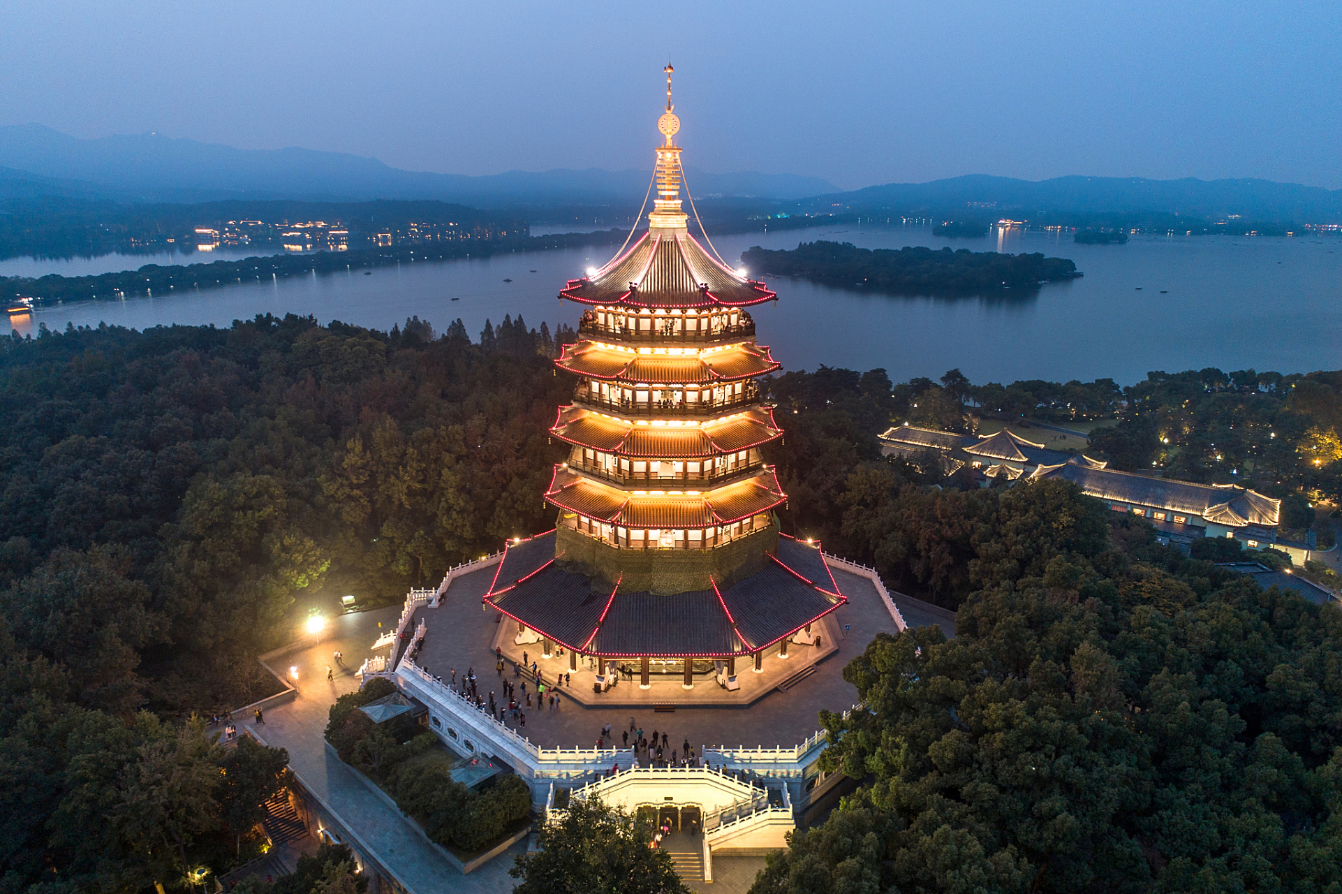 雷峰塔坐落在美丽的西子湖畔,具体位置是在杭州市西湖区的夕照山上.