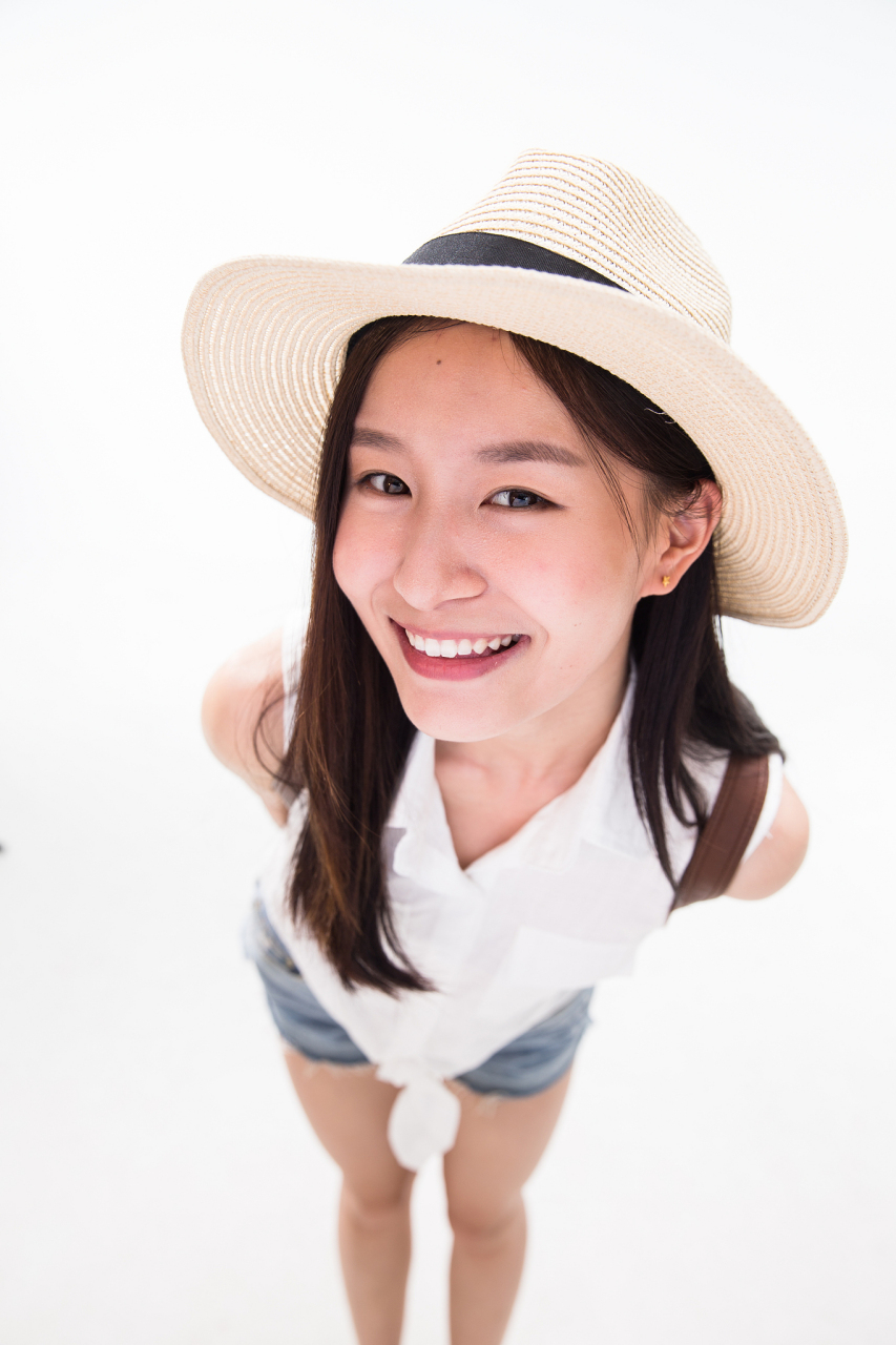 喜欢微笑的女孩传递阳光和正能量,她们的笑容让照片生动有趣,展现乐观