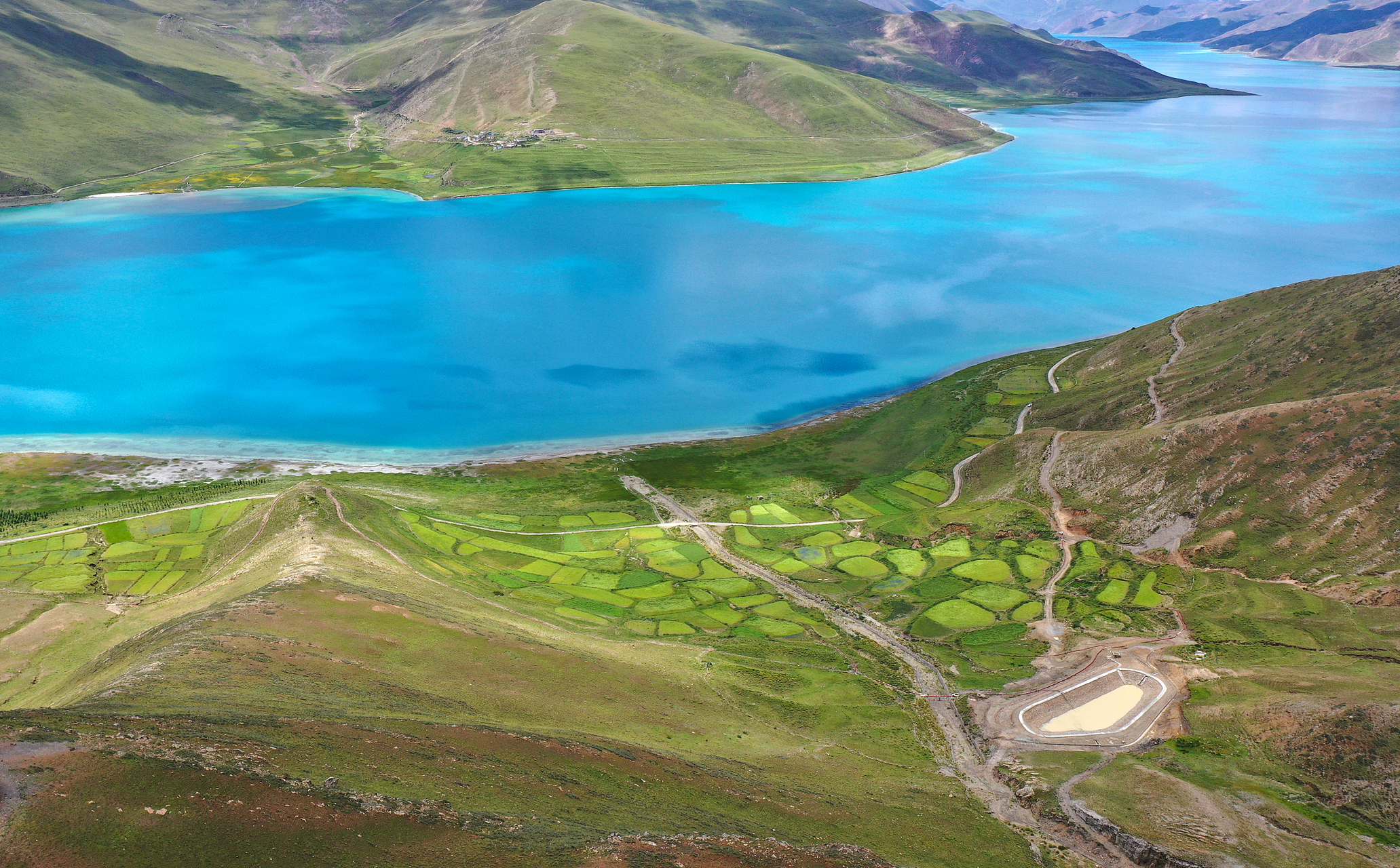 拉姆拉错不仅是自然景观,更是宗教文化的圣地,湖畔有古老的寺庙.