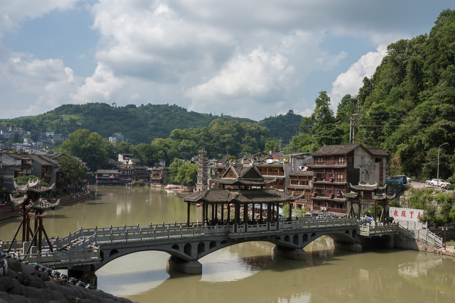 四川眉山拥有瓦屋山国家森林公园,三苏祠,彭祖山,柳江古镇,黑龙滩风景