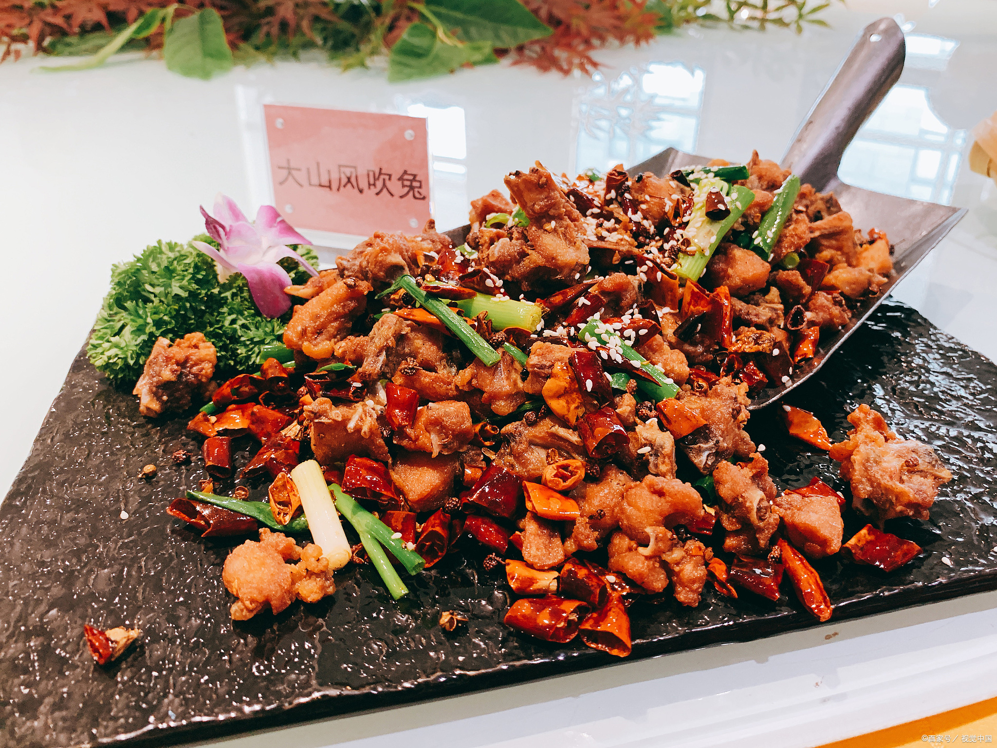 自贡特色美食:冷吃兔,口感麻辣鲜美,让人回味无穷