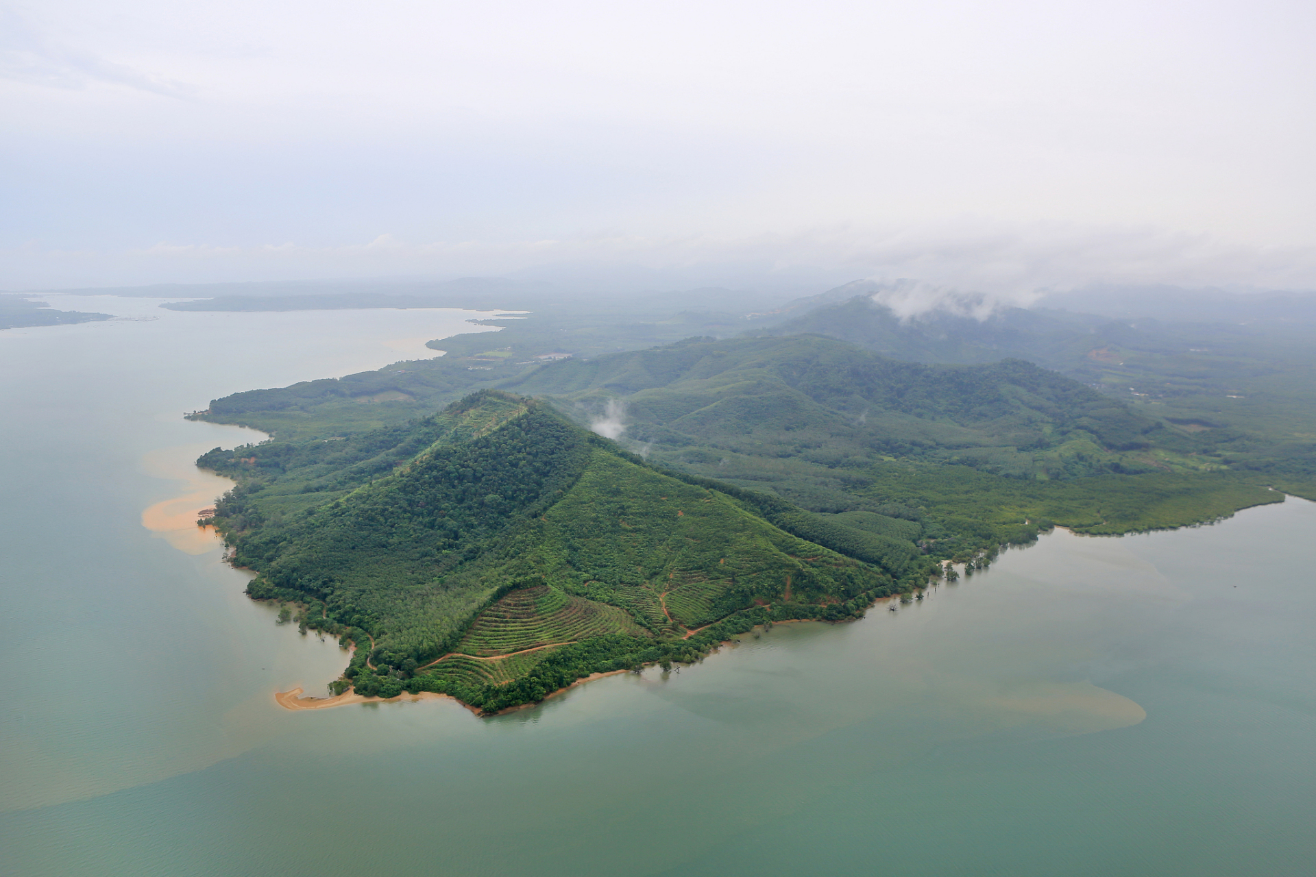 君山在岳阳市西南15公里的洞庭湖中,古称洞庭山,湘山,有缘山,是八百里