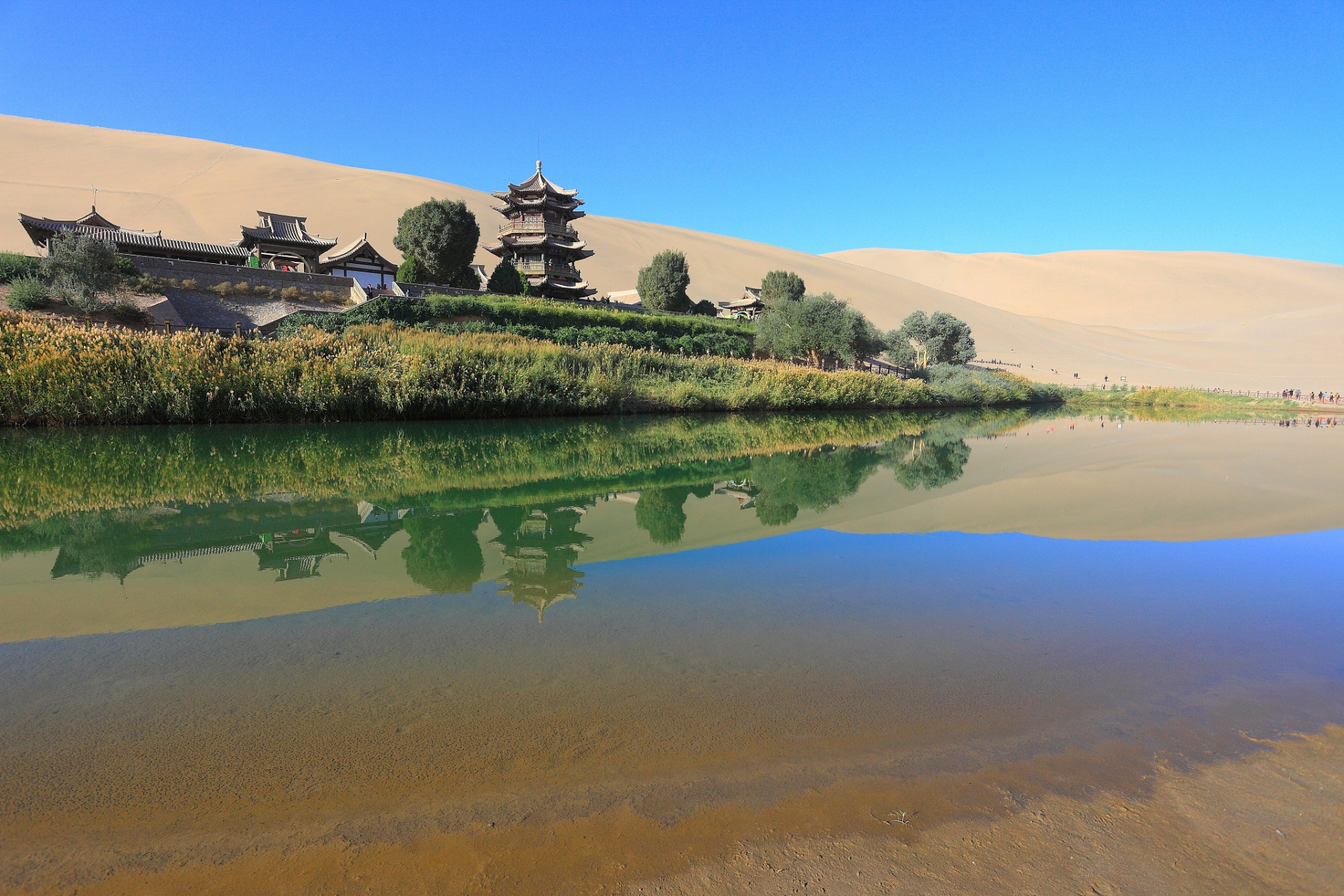 月牙泉风景名胜区位于甘肃省敦煌市城南5公里.